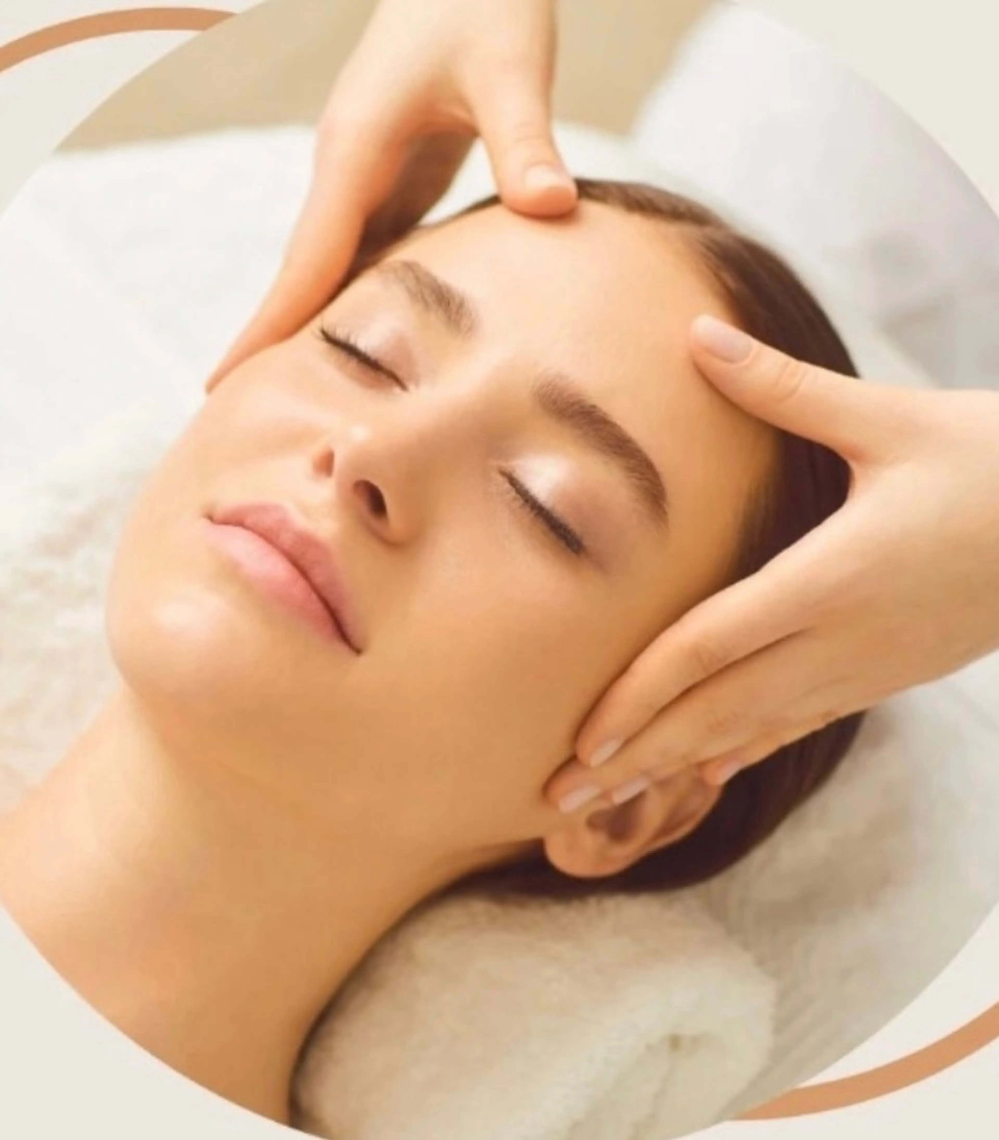 たるみ&浮腫み目元スッキリ！小顔ほぐしの写真