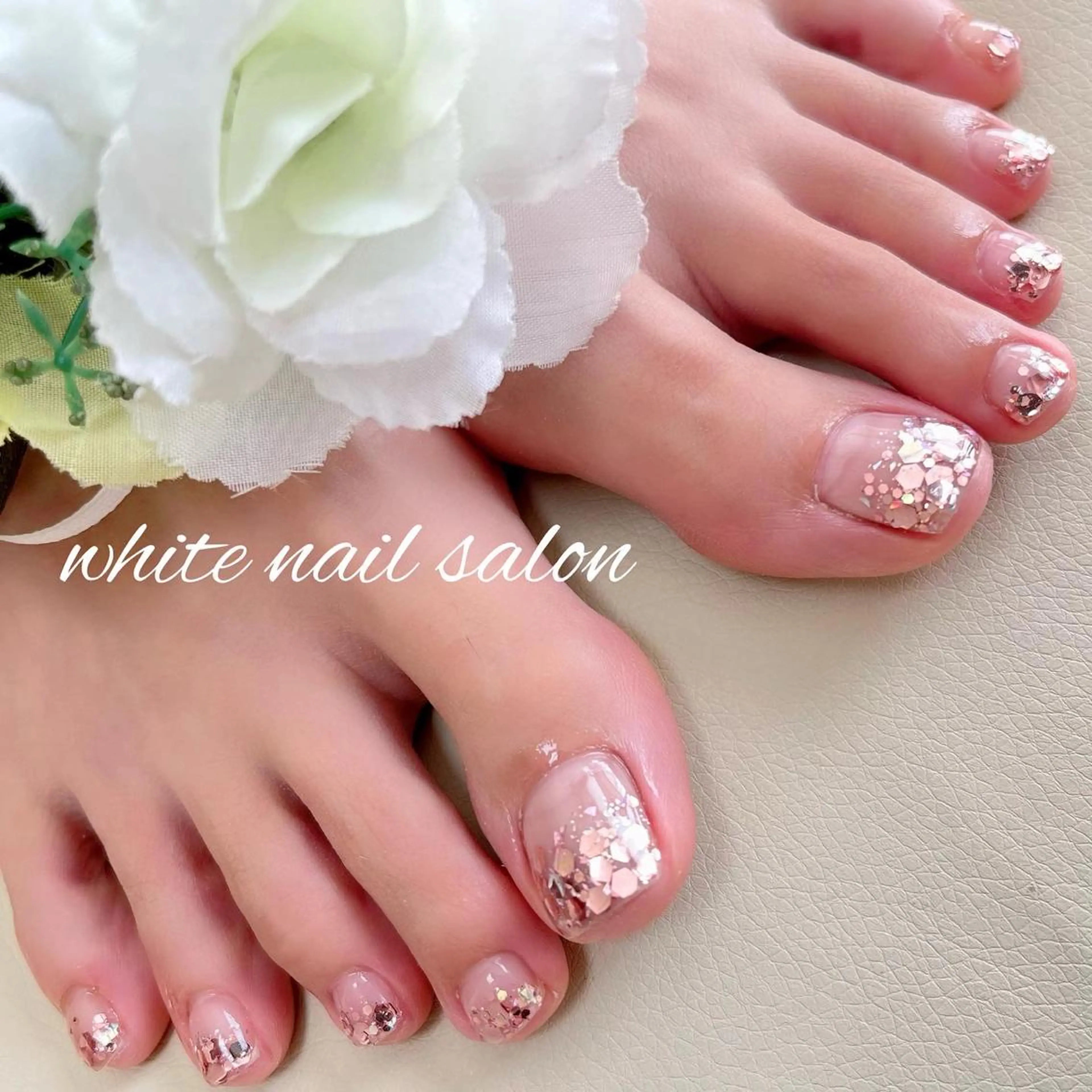 ネイル フットネイル ジェルネイル ハードジェル ホログラムネイル ラメ(グリッター) フットネイル white nail salonのネイルデザイン