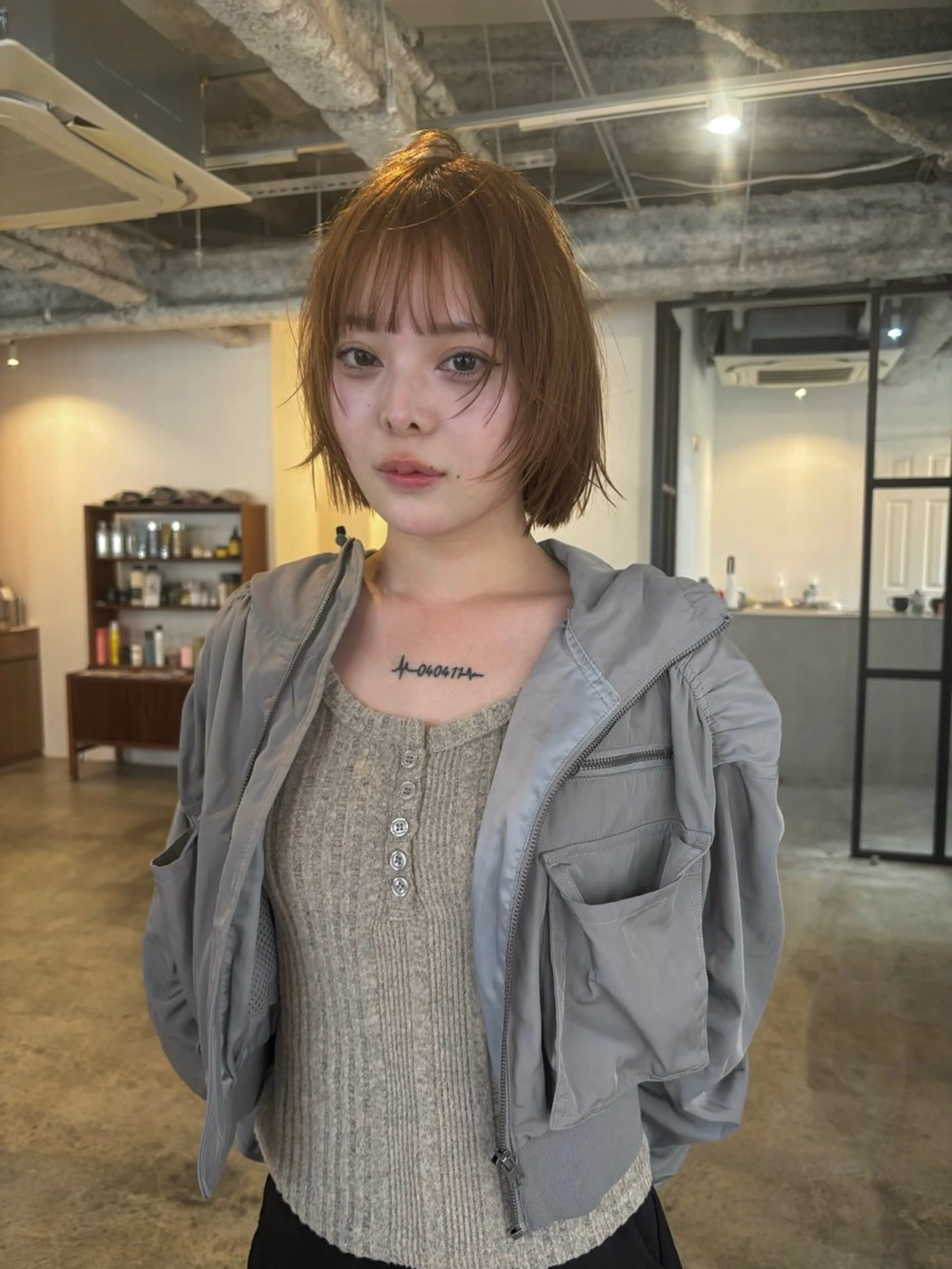 ショート カラー ベージュカラー ブリーチ ミルクティーベージュ ボブ 顔まわりレイヤー カット ヘアカラー yu maのヘアスタイル