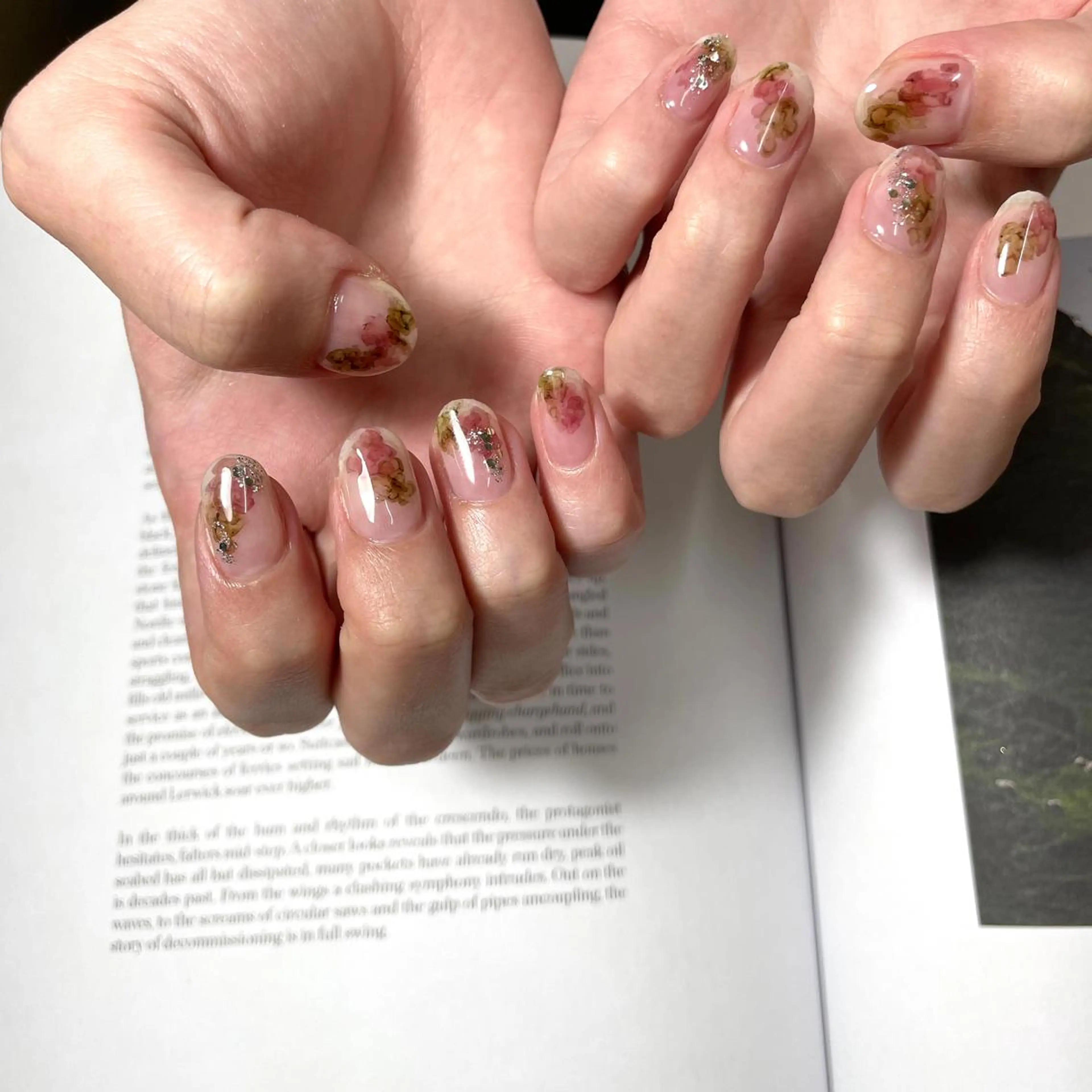 ネイル ハンドネイル anyora nail salon所属・大人ワンホン キラキラ／Ayanoのネイルデザイン