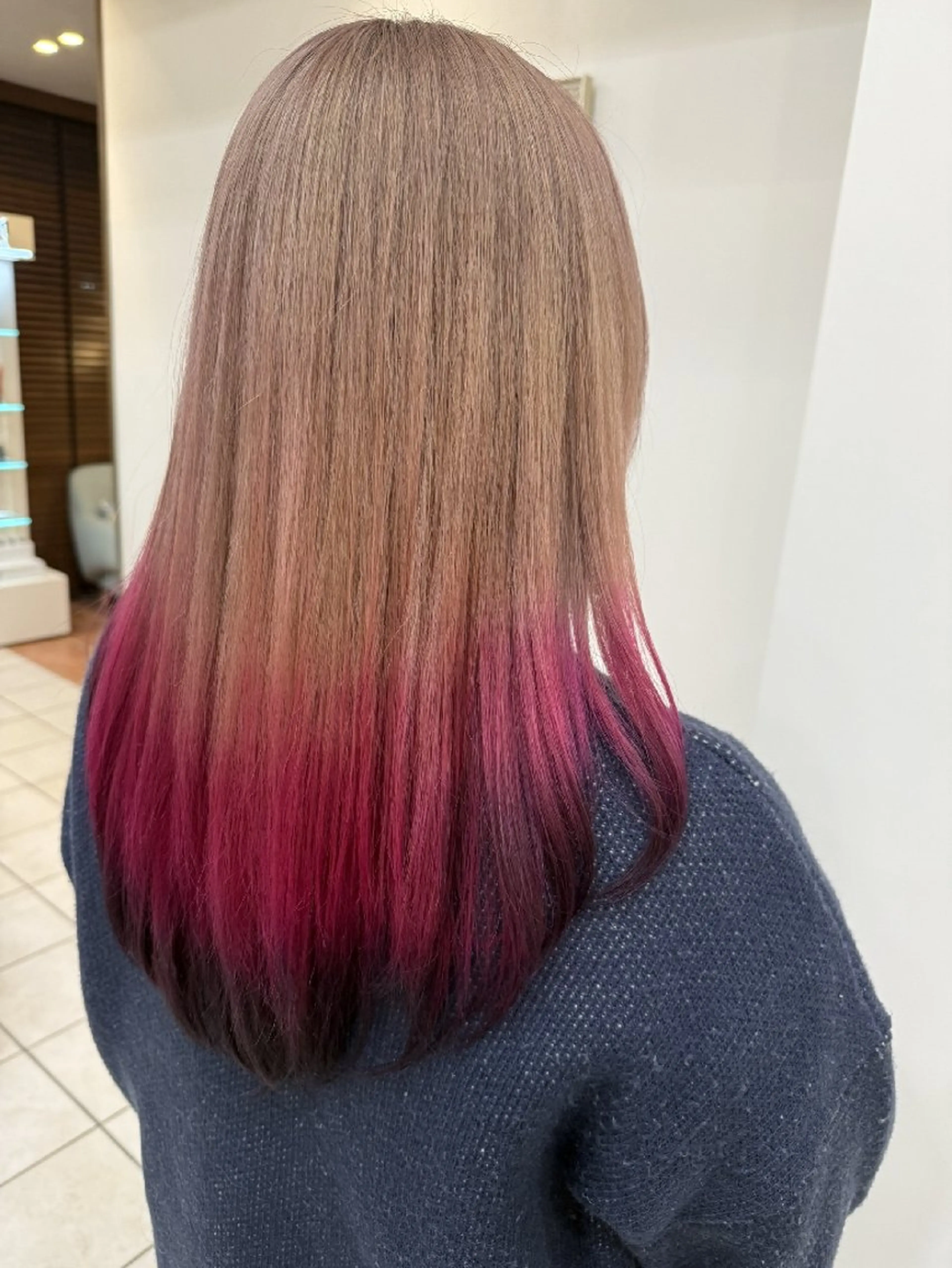 カラー セミロング ベージュカラー ピンクカラー ピンクベージュ メンズ ヘアメイク  ハイトーン キャロのヘアスタイル