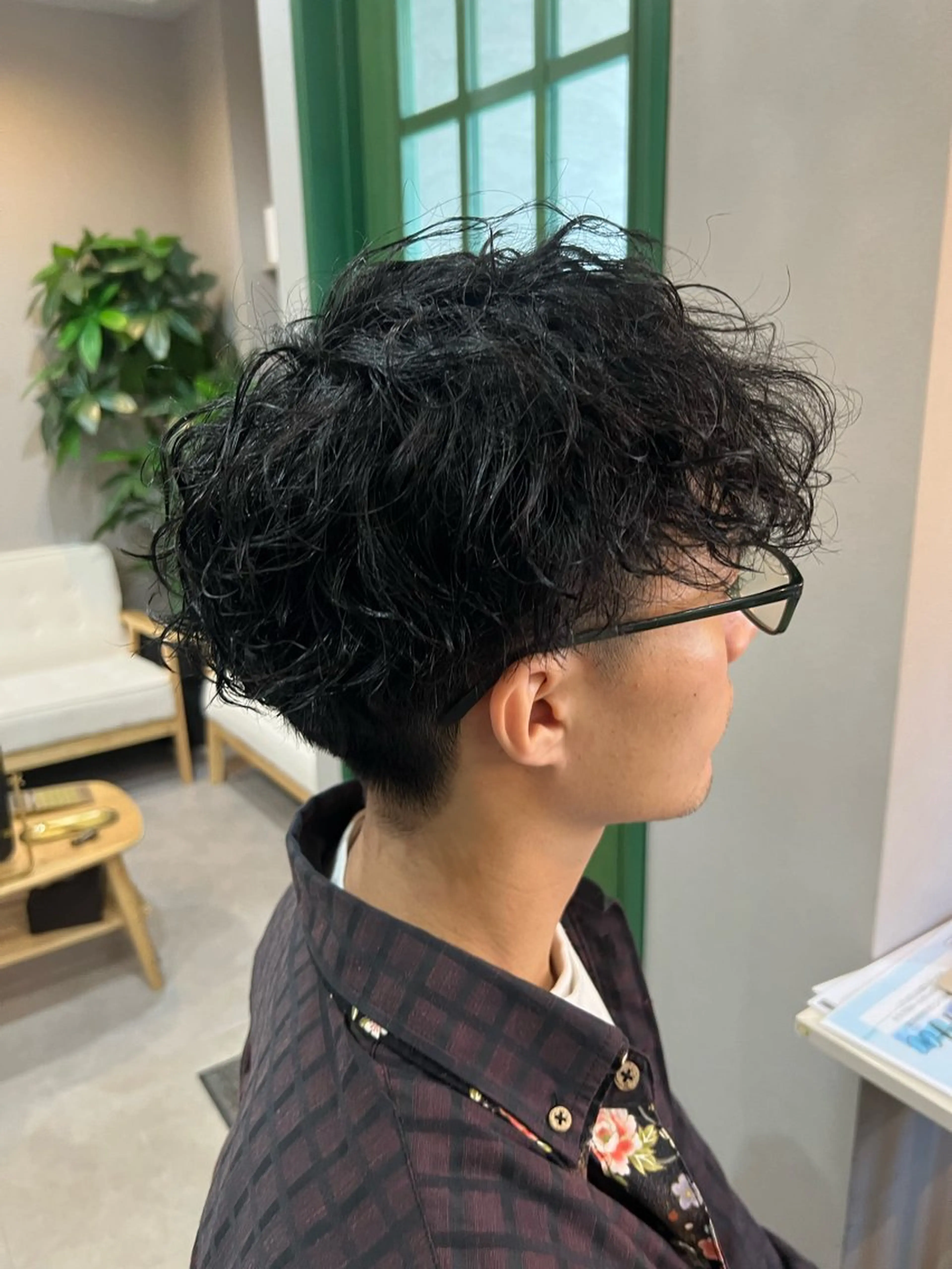 ショート パーマ メンズ センターパート フェードカット メンズハイトーン マッシュ メンズパーマ SHION men's permのヘアスタイル