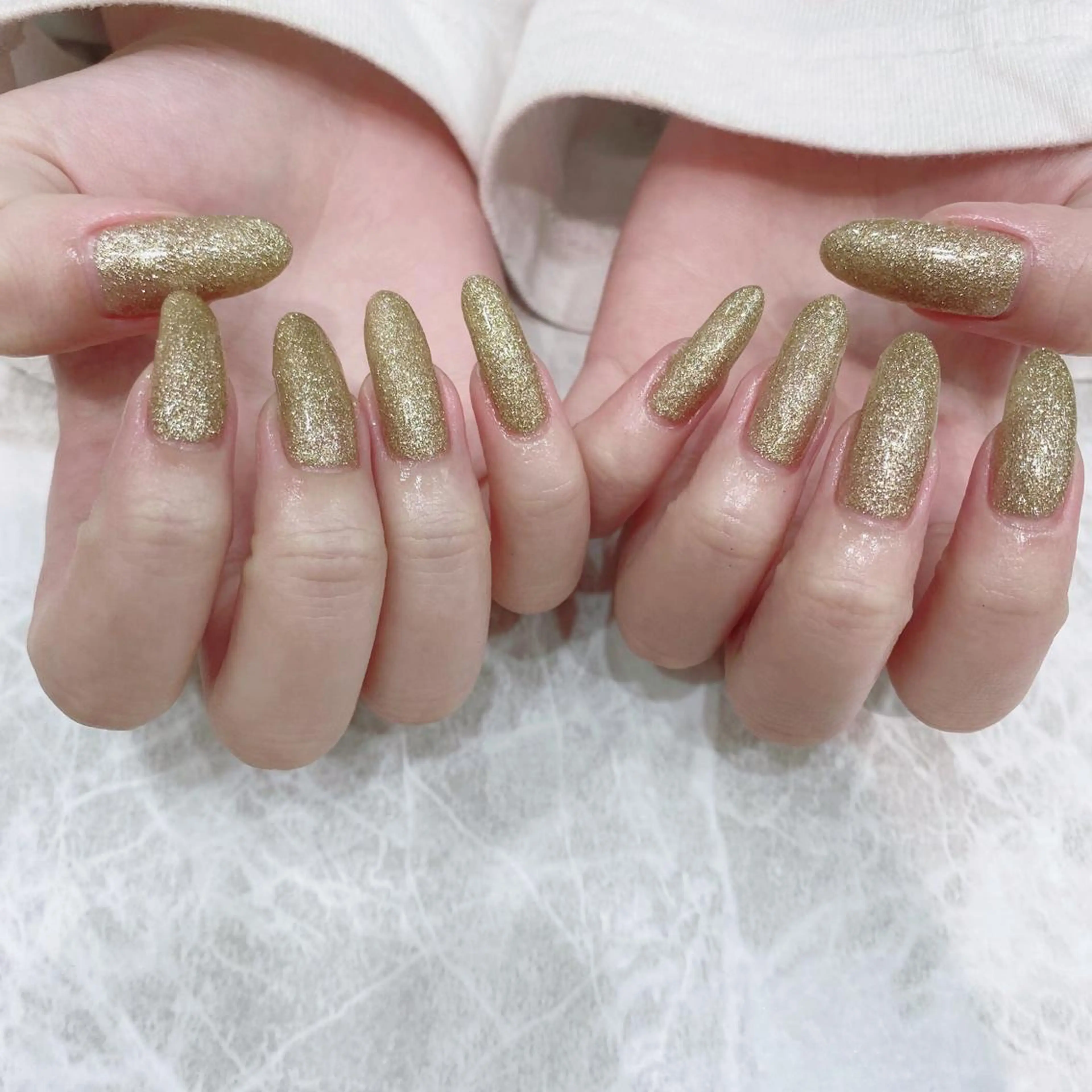 ネイル ゴールド キラキラネイル 関谷 真登佳のネイルデザイン