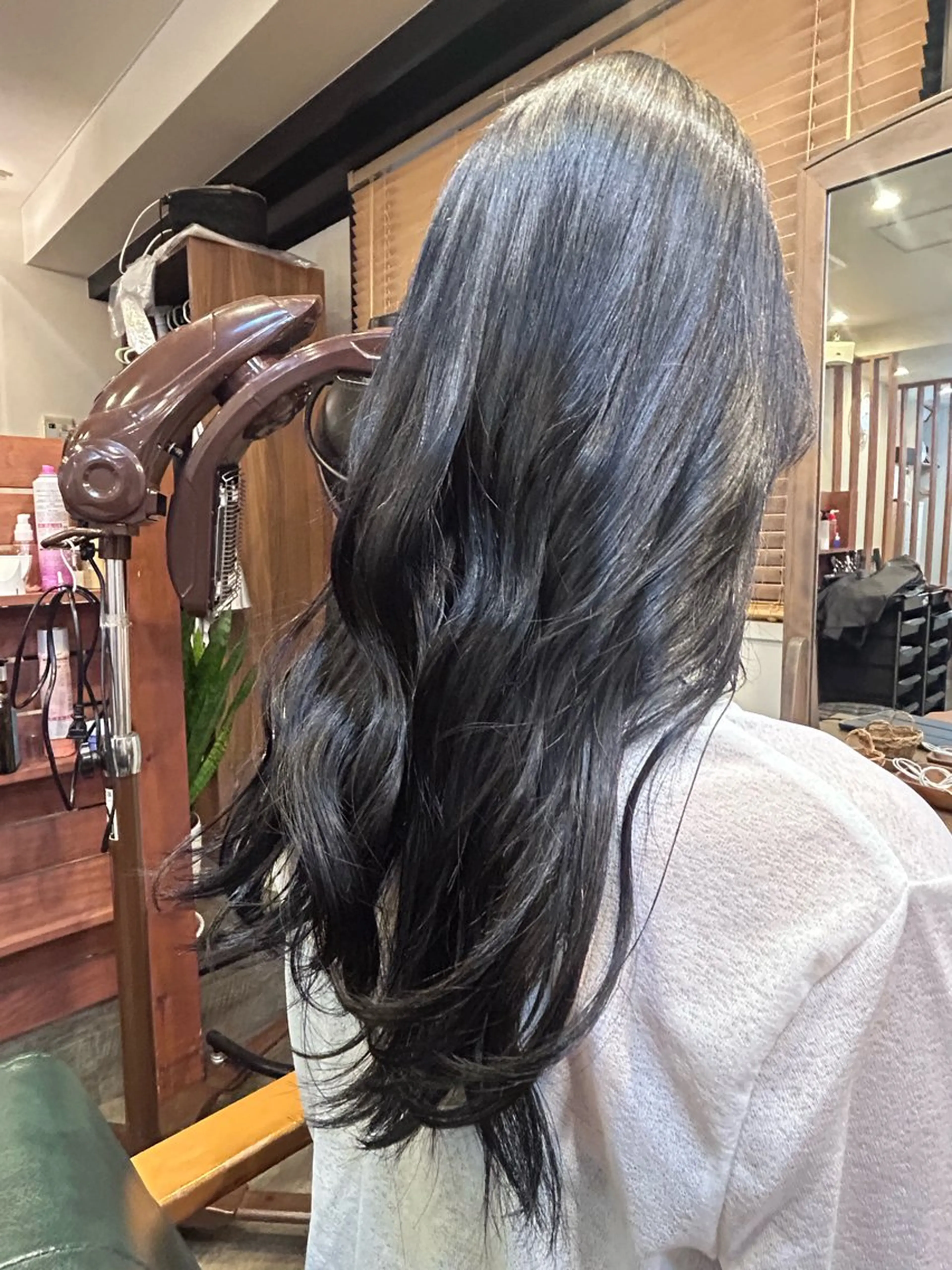 カラー 黒髪 ブルーカラー ブルーブラック SALOWIN 新宿三丁目me+所属・レイヤー/ボブ/ パーマ/HARUKAのヘアスタイル