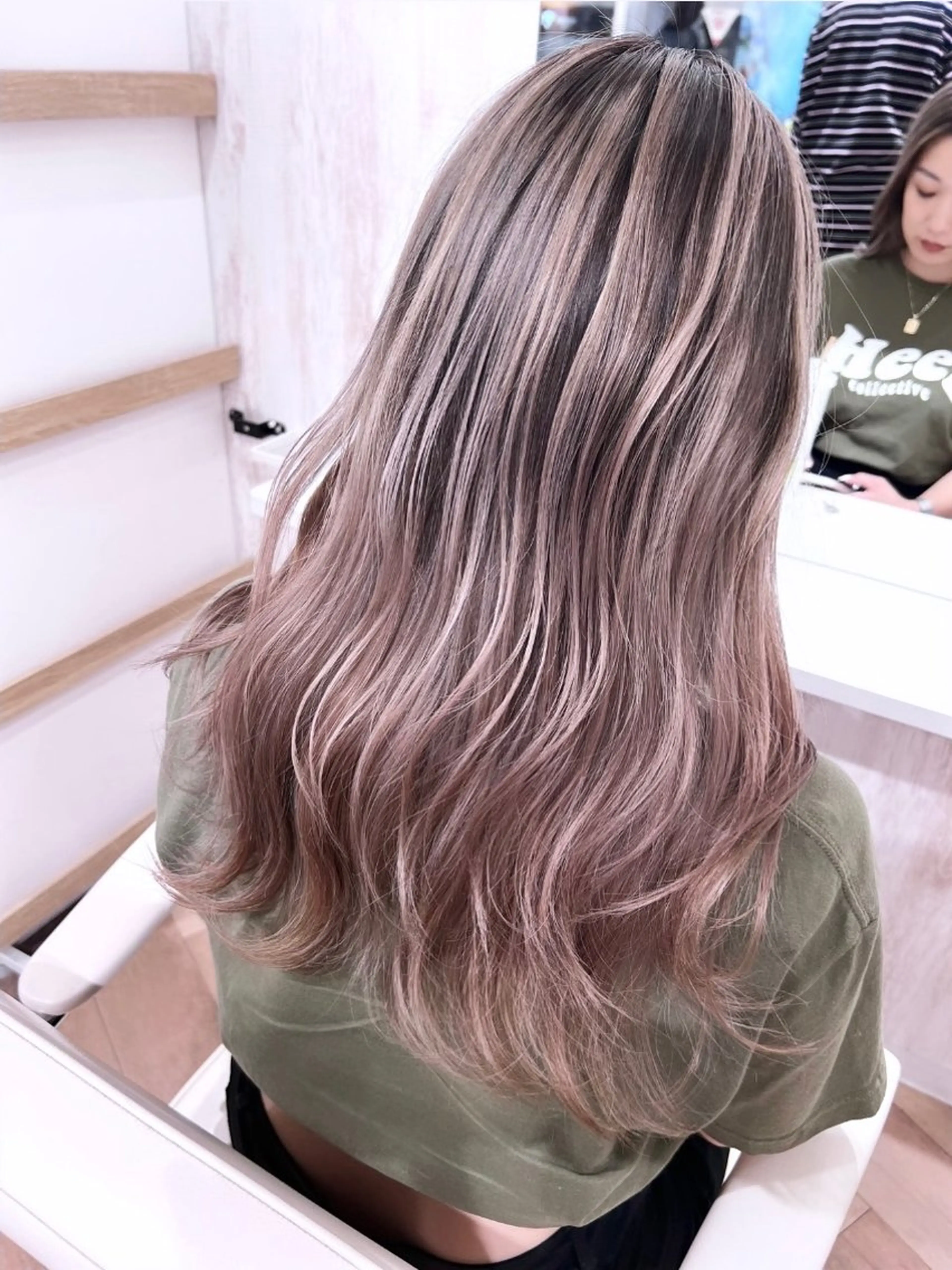 セミロング カラー バレイヤージュ ベージュカラー ブリーチ ケアブリーチ ダブルカラー 前髪.顔まわりカット 艶髪/髪質改善/縮毛のヘアスタイル