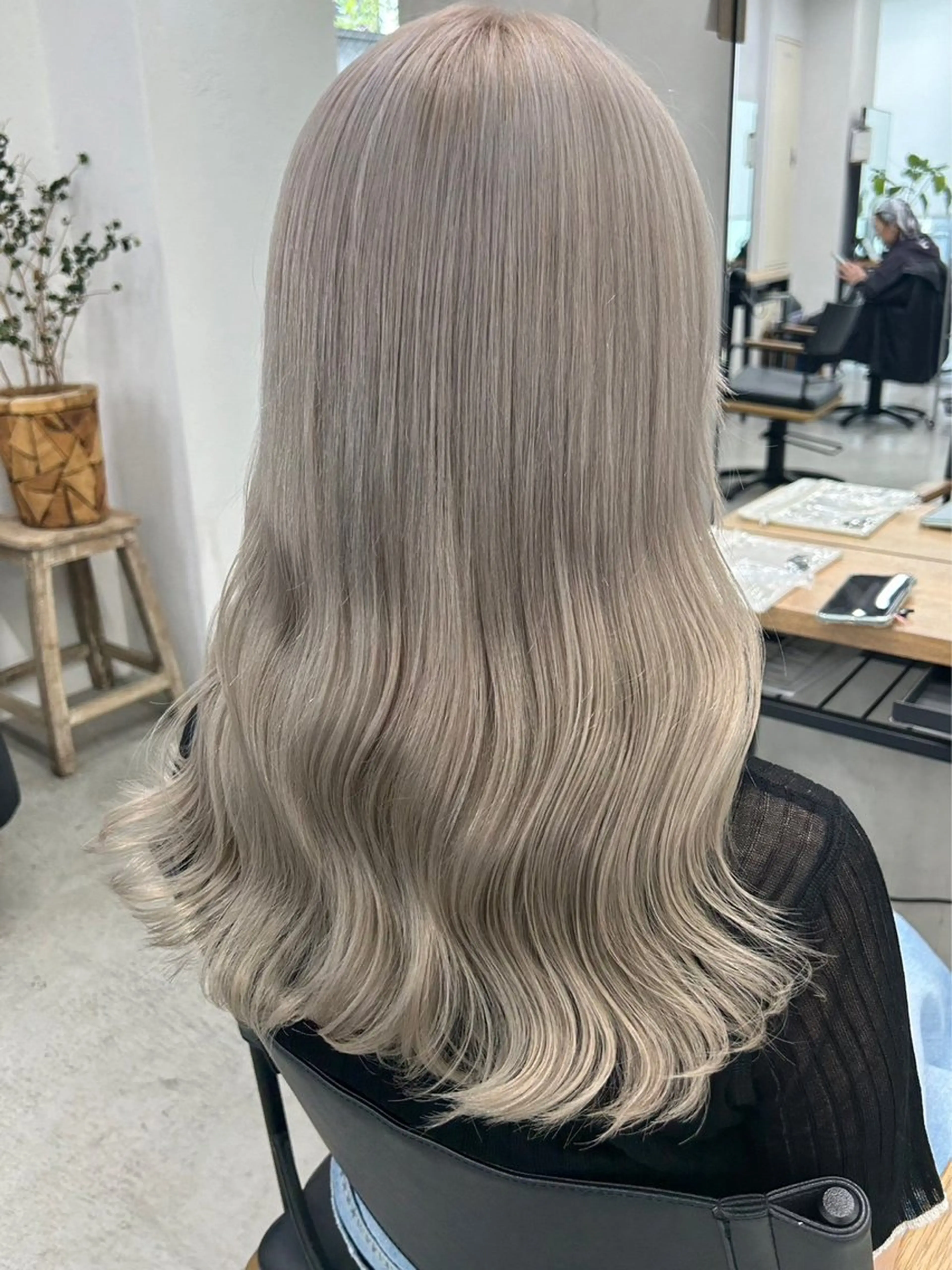 ミディアム カラー ベージュカラー ブリーチ ケアブリーチ グレージュ ミルクティーグレージュ カット ヘアカラー トリートメント ヘアセット RYOSUKE ハイトーンのヘアスタイル