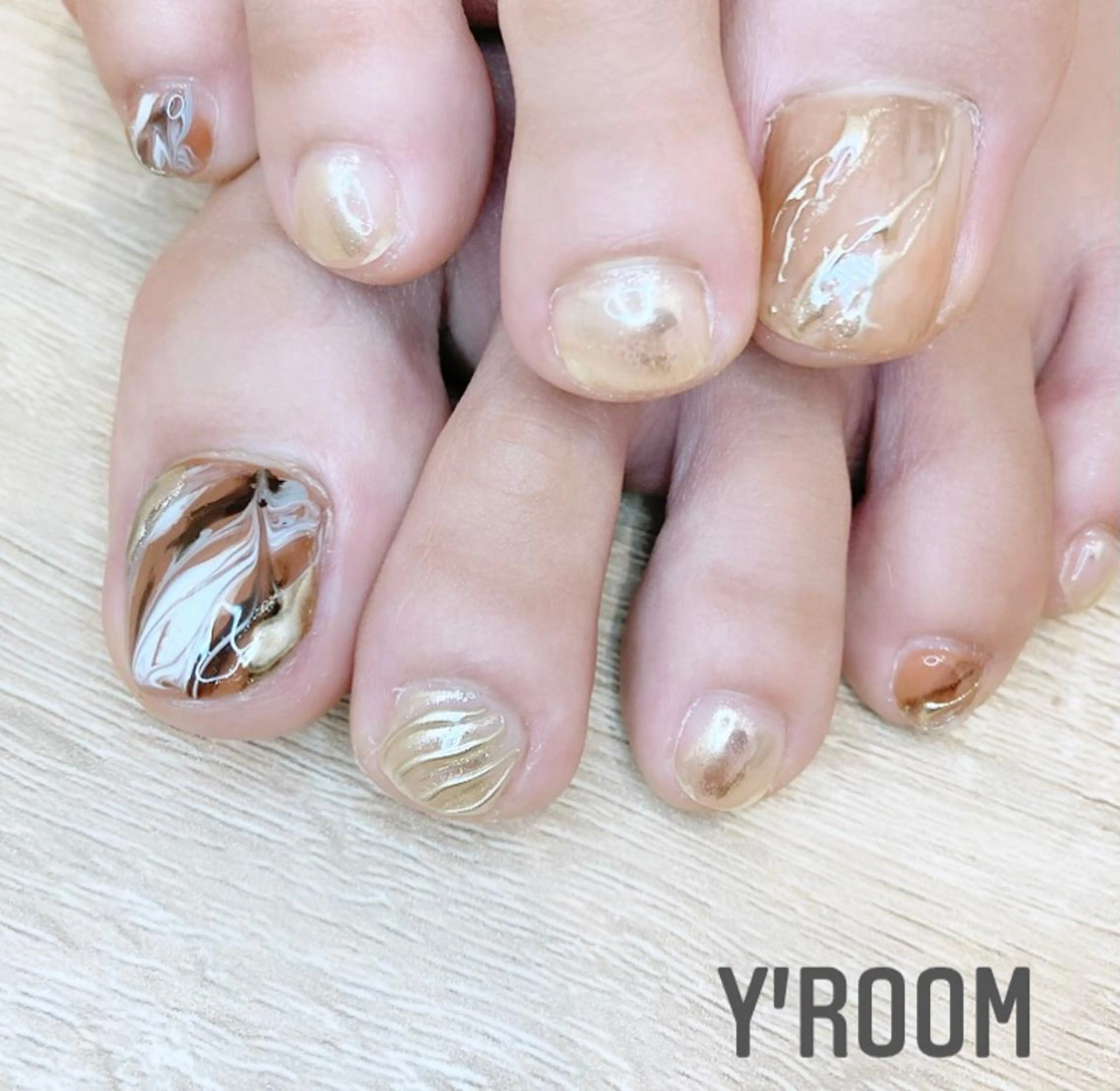 ネイル オーロラネイル フラッシュネイル フットネイル ジェルネイル 氷ネイル・うるうるネイル YUKA （ネイリスト）のネイルデザイン