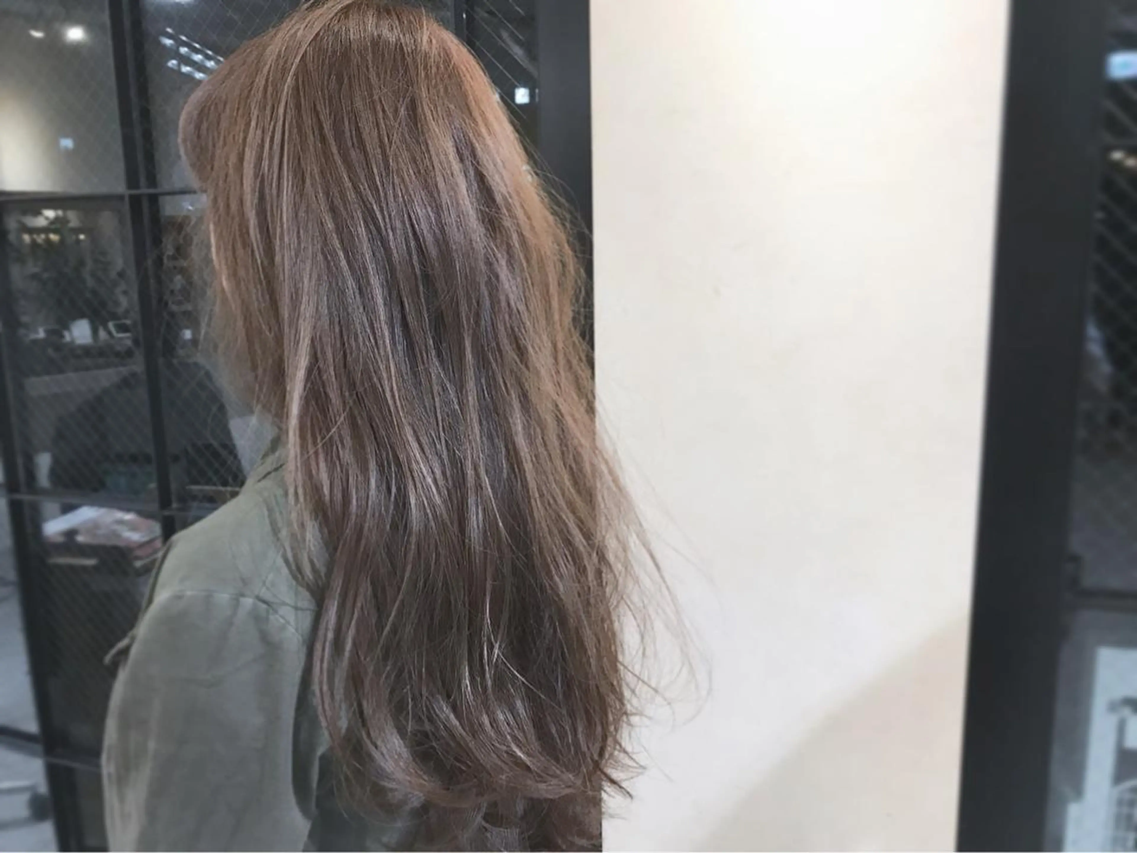 ロング カラー アッシュ ブリーチ 透明感カラー ブリーチなしカラー EMANOA所属・前田 敬太のヘアスタイル