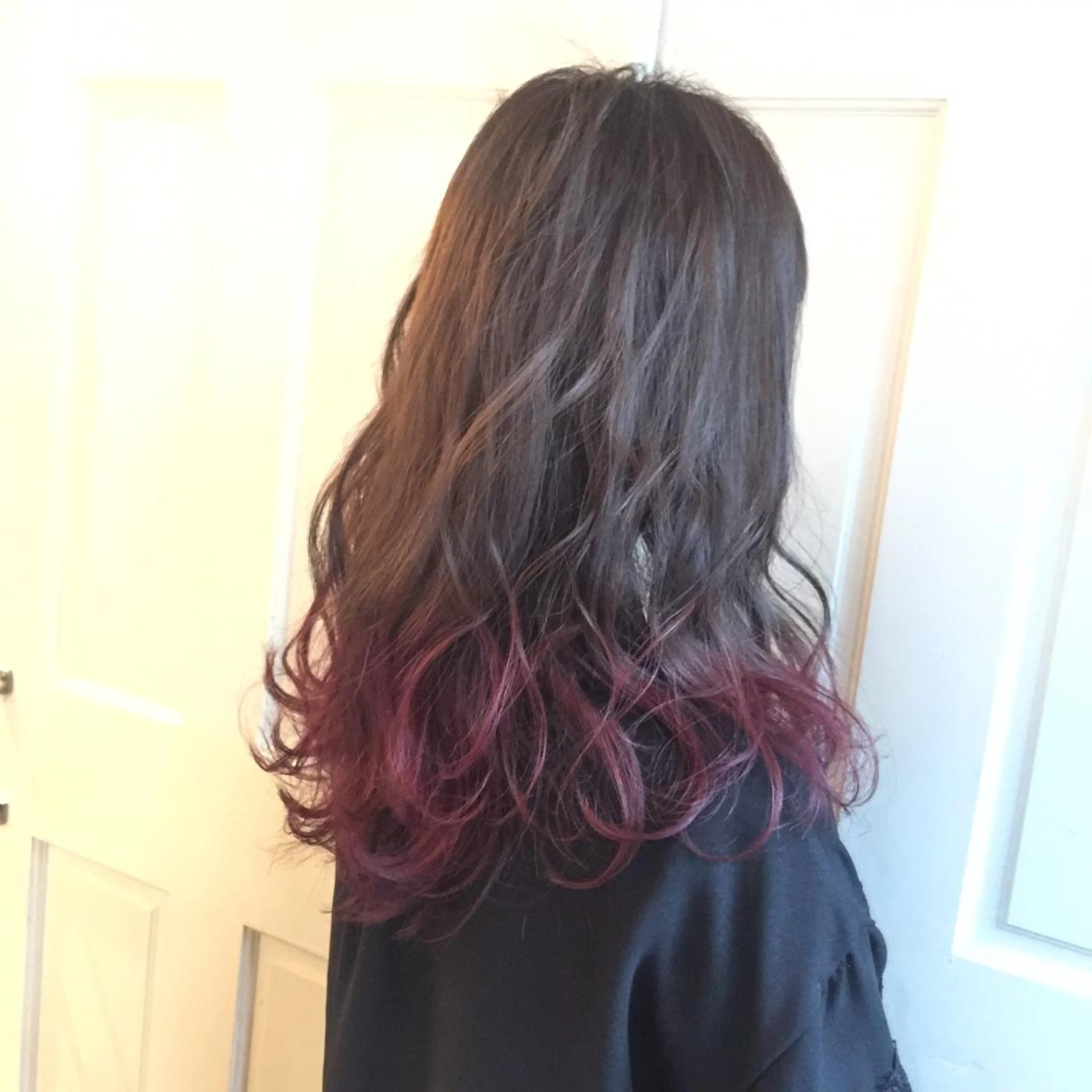 セミロング カラー グラデーションカラー パープルカラー レッドカラー ホワイト&レイヤーカ ットエクステ長畠俊輔のヘアスタイル