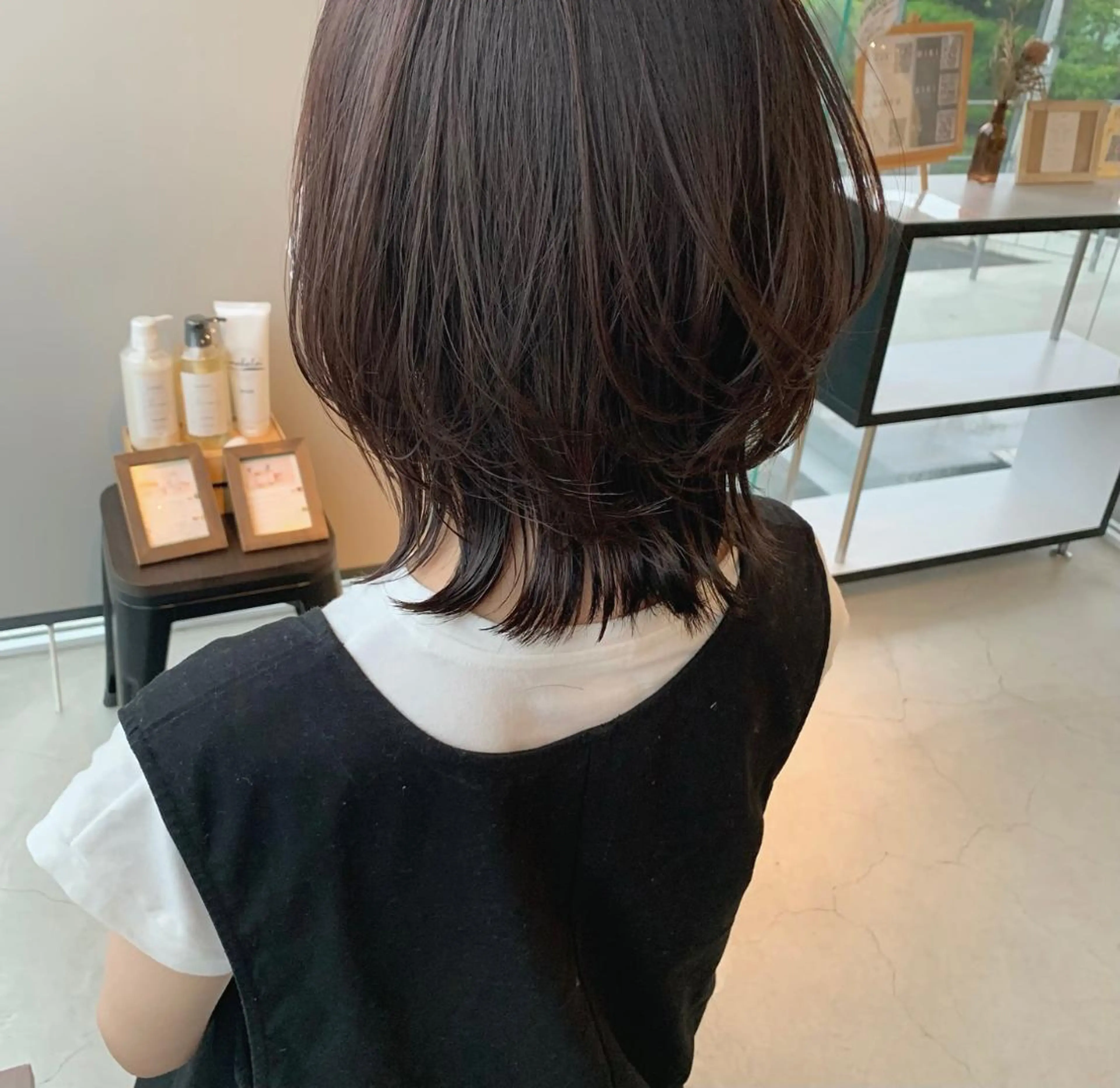 ミディアム ウルフカット カット ヘアカラー 岩井 愛生のヘアスタイル