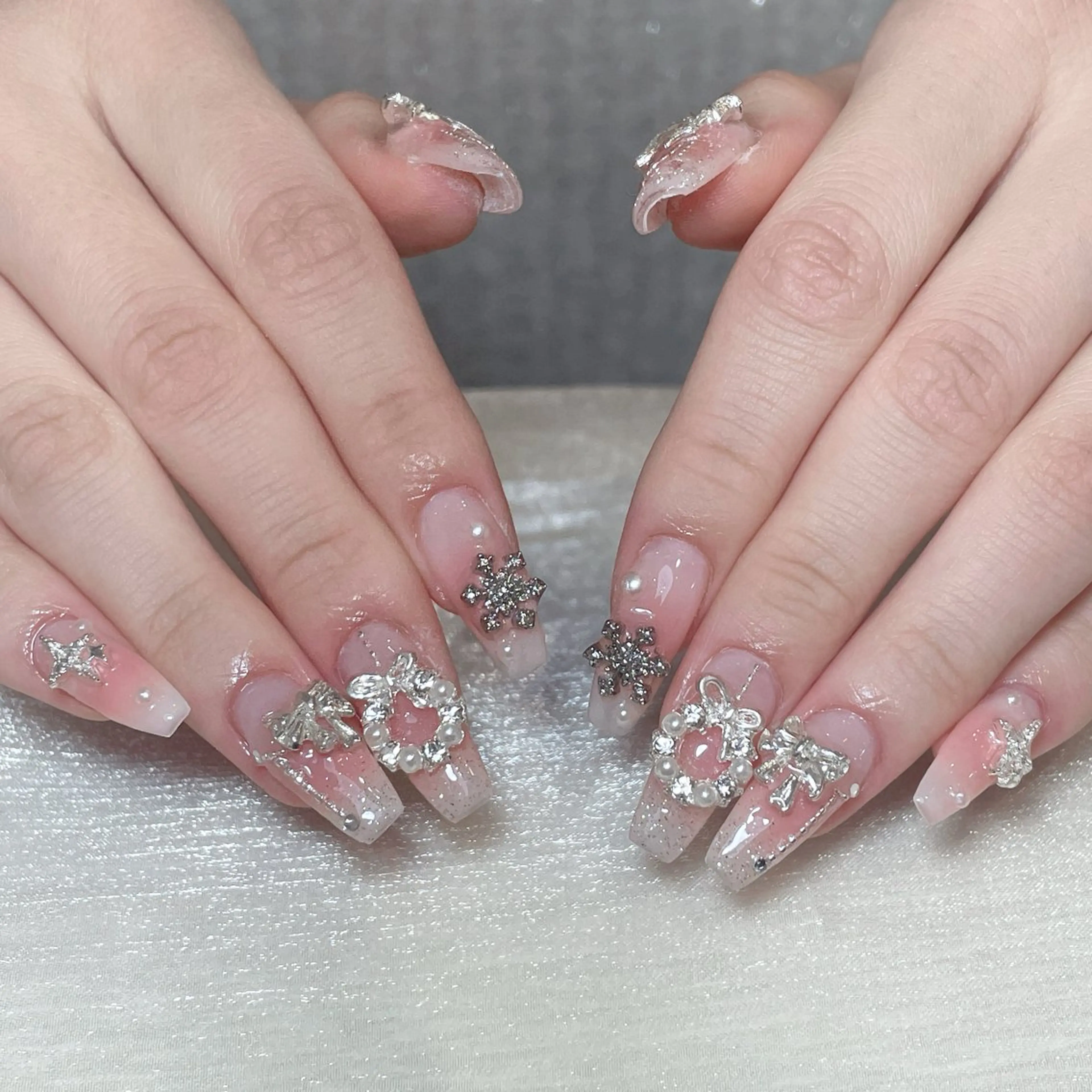 ネイル アートネイル オーロラネイル フラッシュネイル ガーリー キラキラネイル ハンドネイル Una NAILMANAMIのネイルデザイン