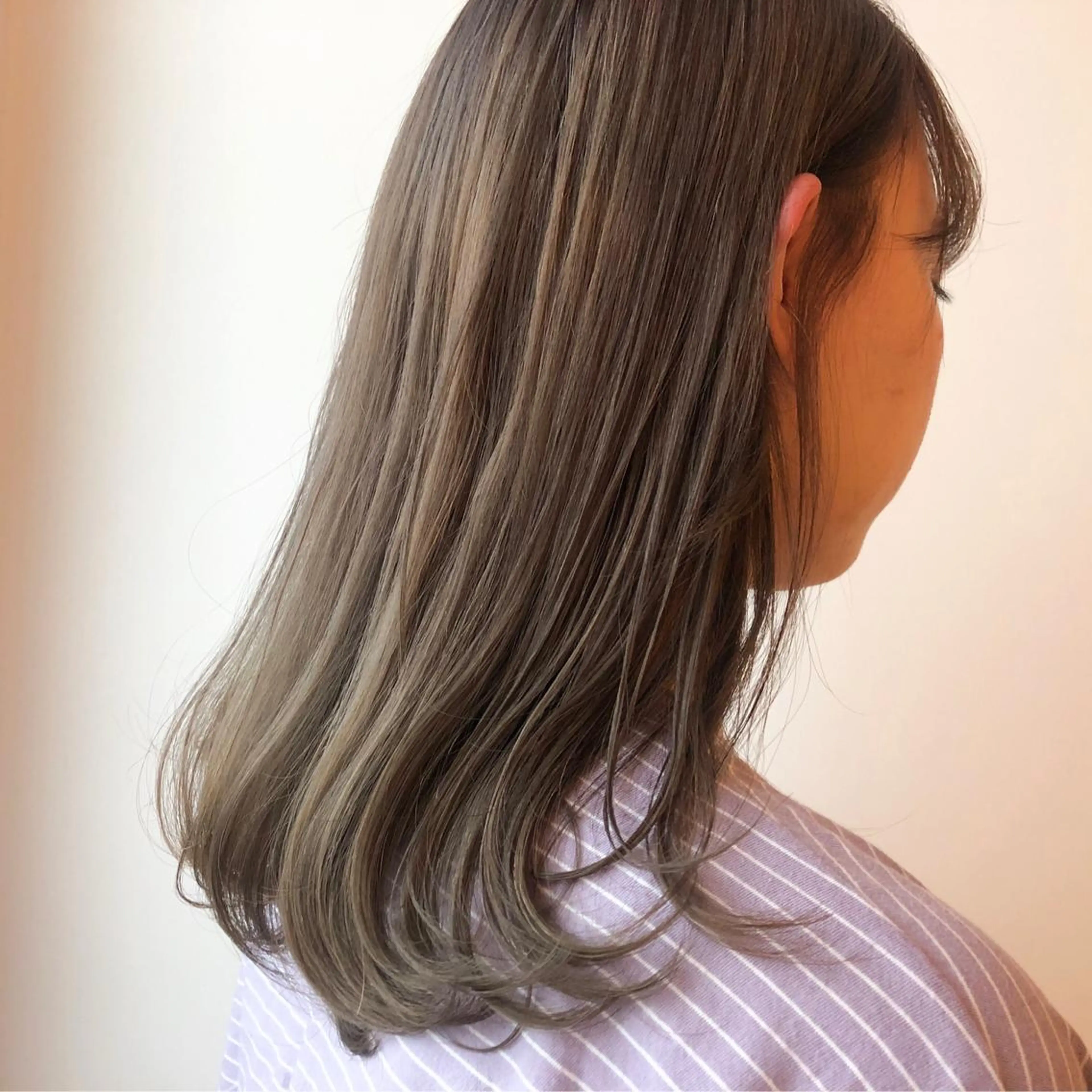 セミロング カラー アッシュ ベージュカラー カット ヘアカラー 尾籠 美幸 （オゴモリ ミユキ）のヘアスタイル