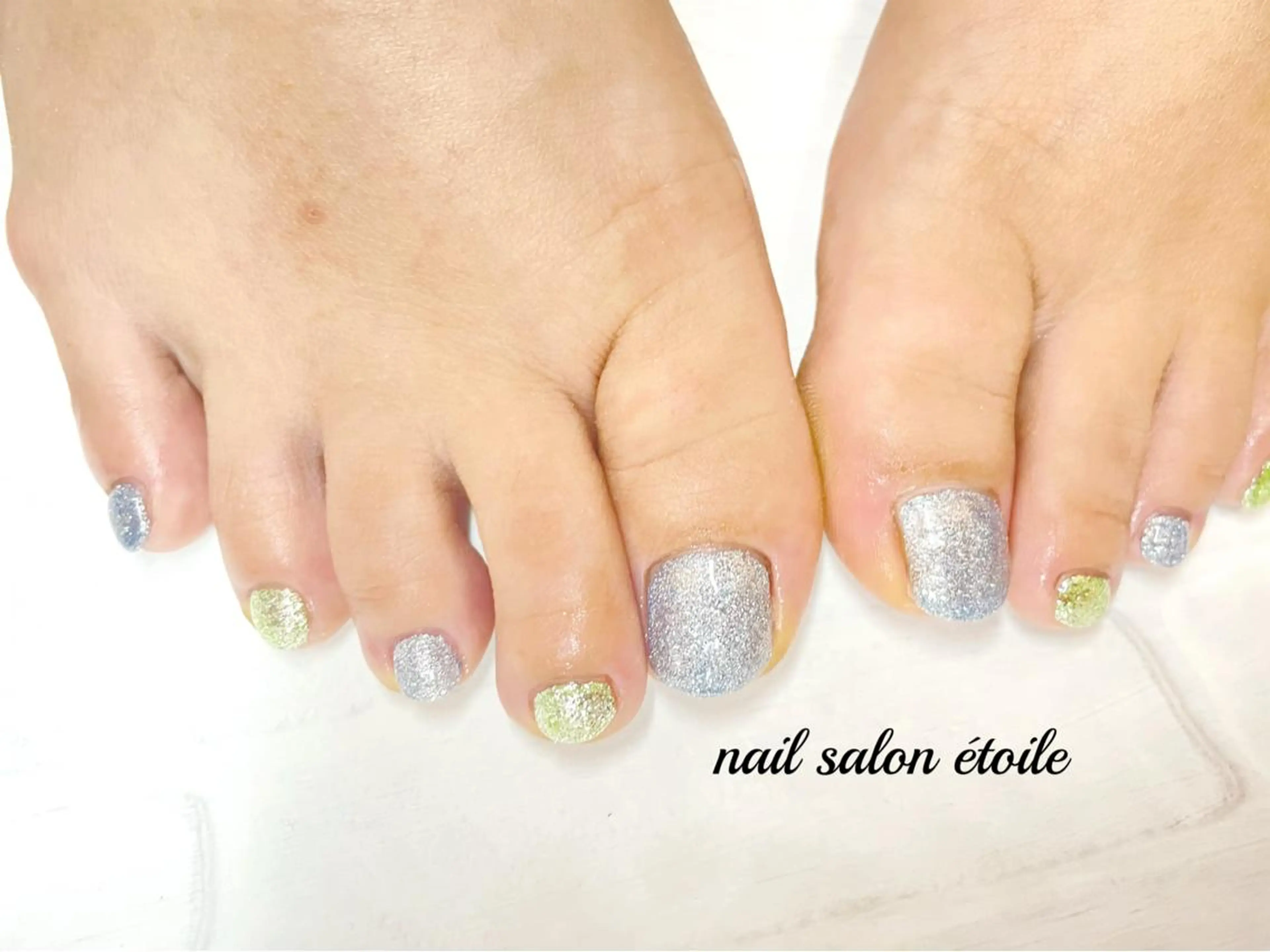 ネイル ブルー フットネイル ジェルネイル グリーン キラキラネイル フットネイル nail salon étoileのネイルデザイン