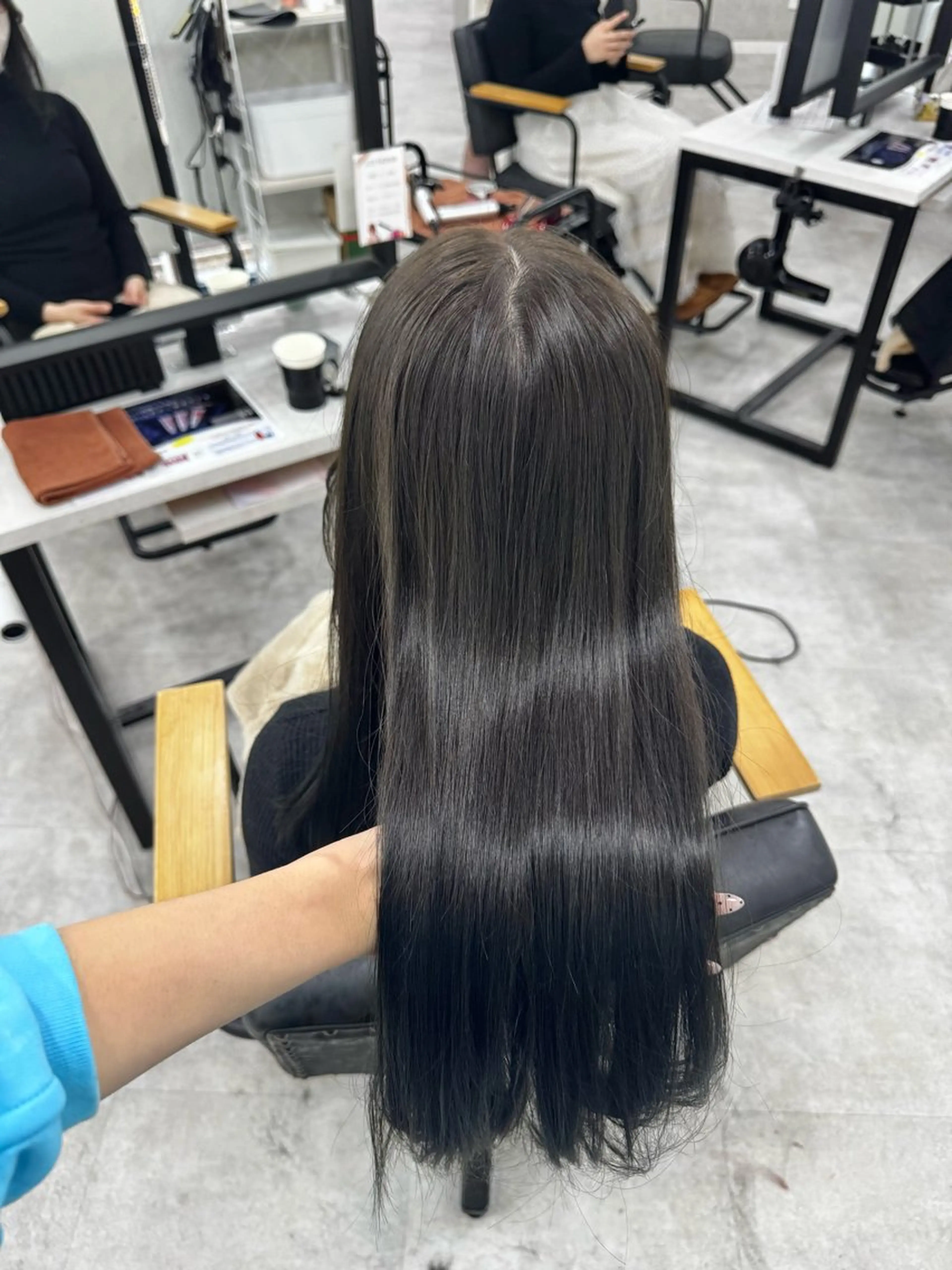ロング カラー アッシュ アッシュブラウン ベージュカラー 黒髪 ブリーチ カット ヘアカラー トリートメント 赤み無し柔らかカラー 【梅田】madokaのヘアスタイル
