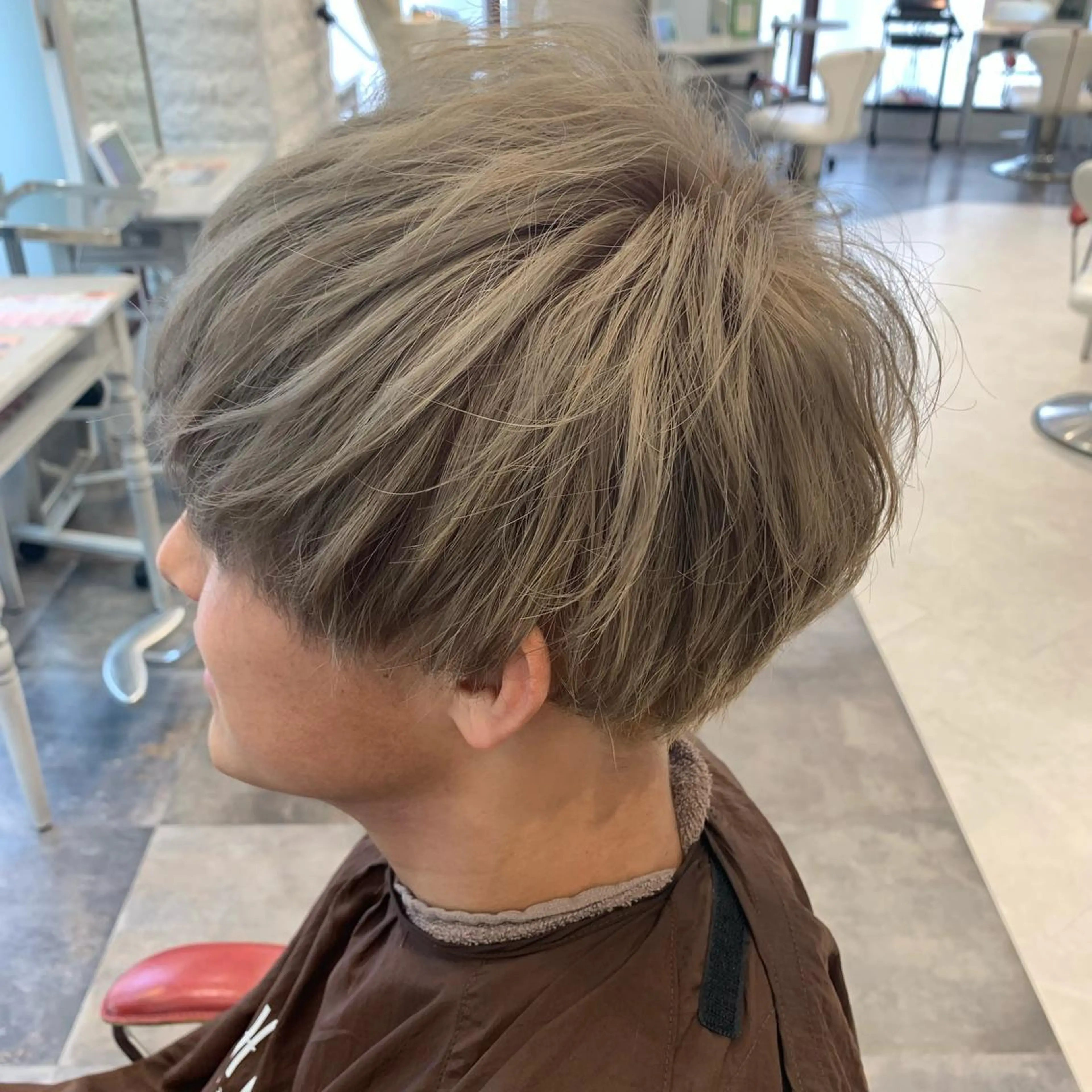 カラー メンズ メンズブリーチ メンズハイトーン ブリーチ 透明感カラー ハイトーンカラー EARTH 福岡天神赤坂店のヘアスタイル