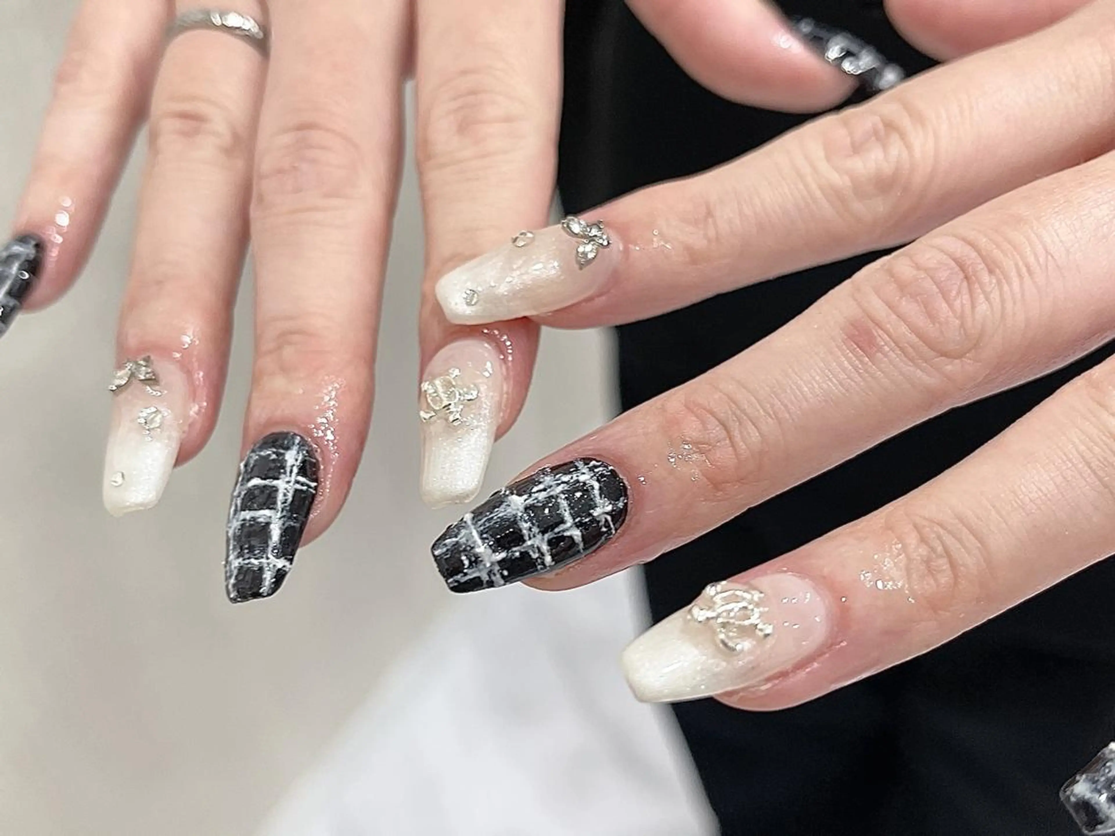 ネイル 持ち込み Shis_🦄shi 韓国風キラキラネイルのネイルデザイン