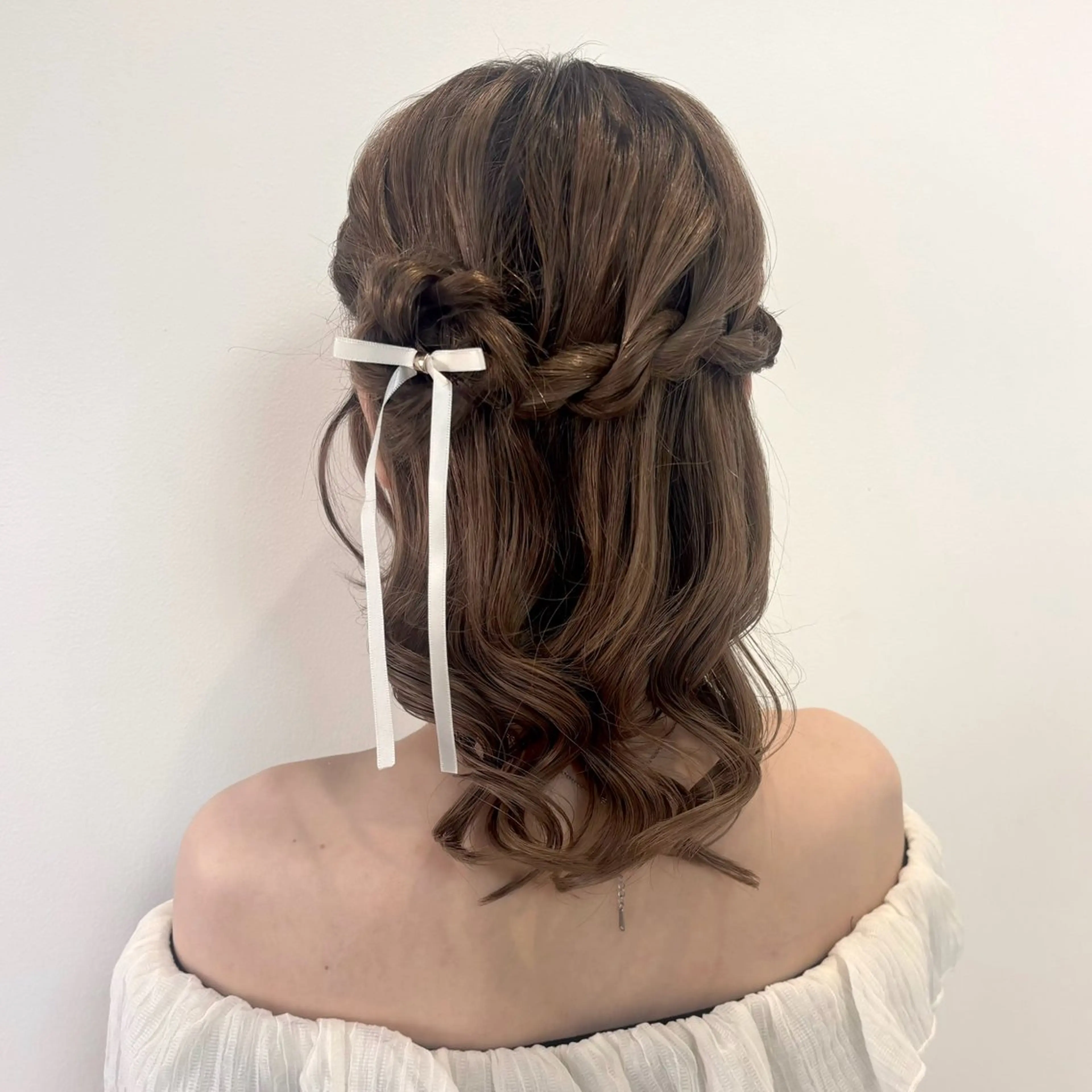 ミディアム ヘアアレンジ ヘアセット Ayu🍯/栄/ブ リーチカラー/ヘアメのヘアスタイル