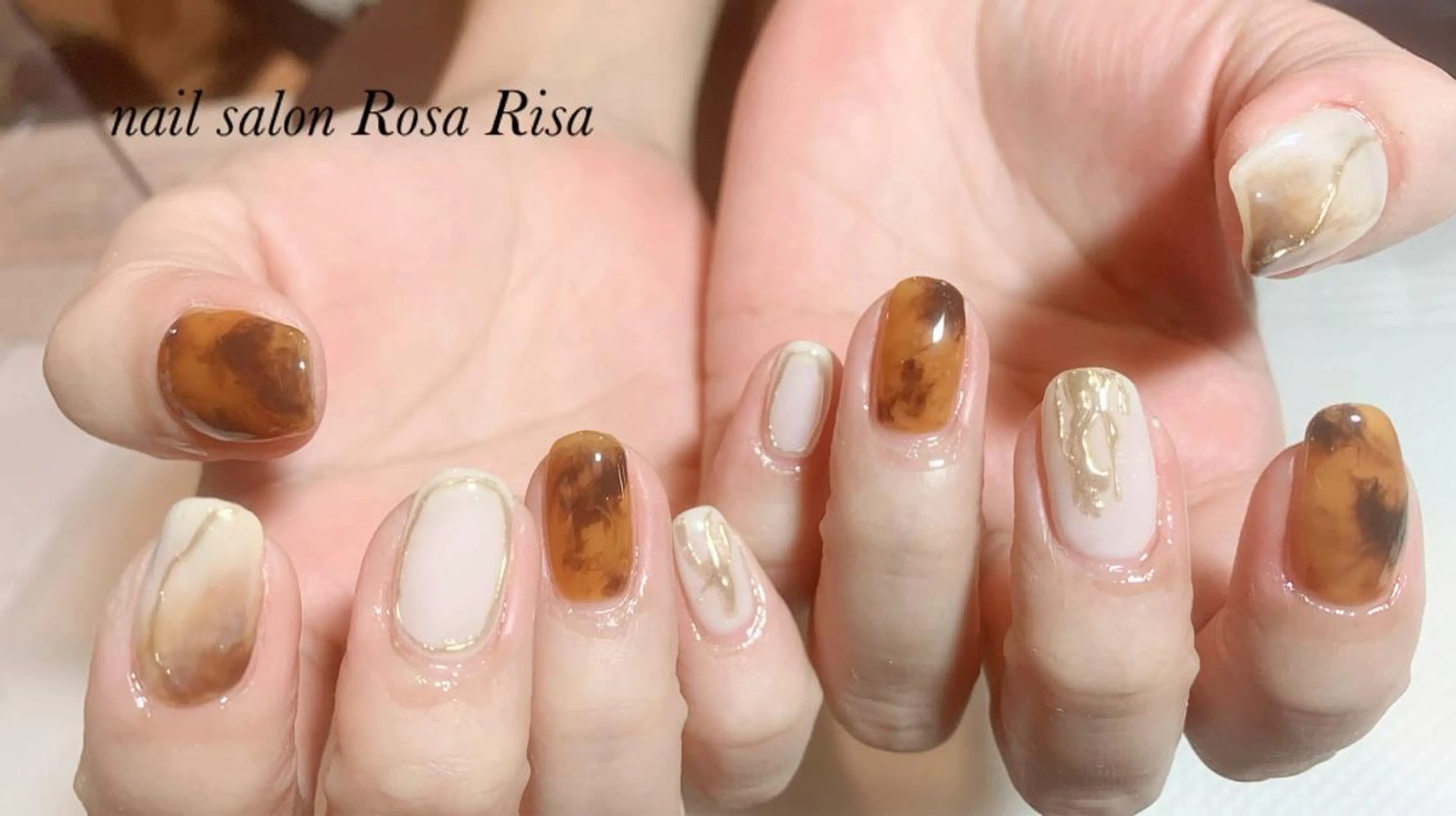 ミディアム ネイル べっ甲ネイル ニュアンスネイル ハンドネイル ネイルスタジオ シェイクユアハンズのネイルデザイン