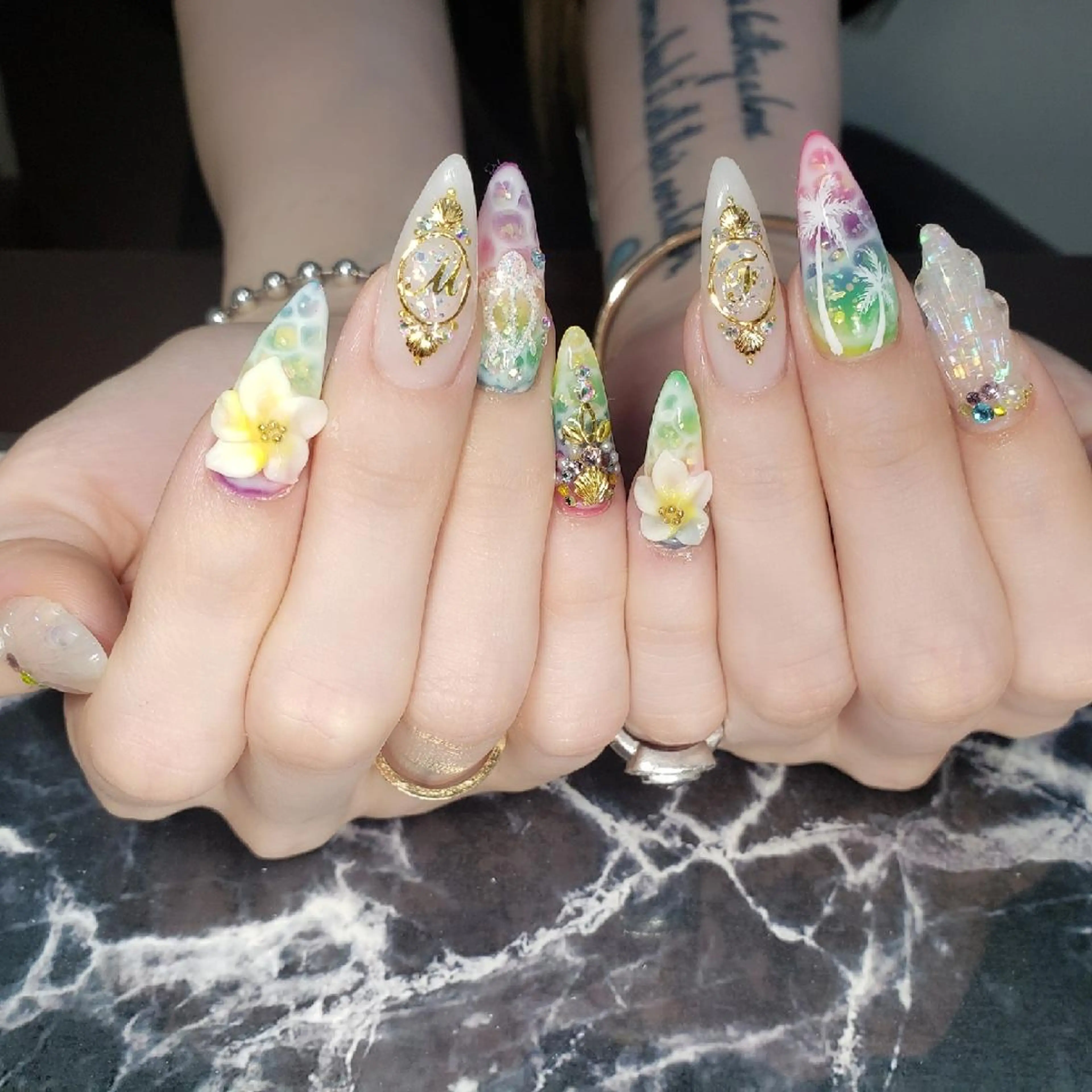 ミディアム ネイル ハンドネイル クロキ 。のネイルデザイン