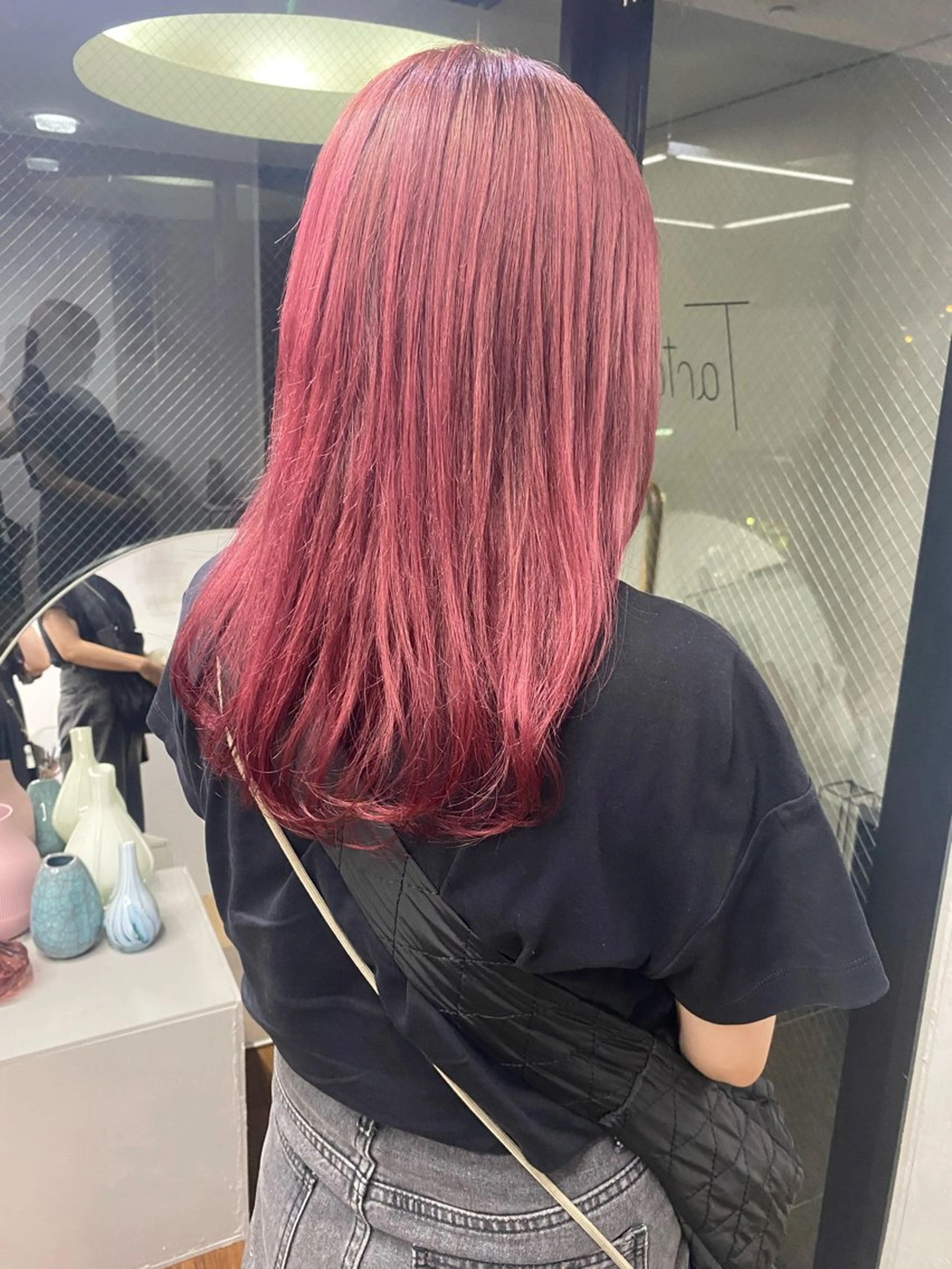 カラー ブリーチ カシス レッドカラー 柔らかストレートと ツヤカラー/和田陽向のヘアスタイル