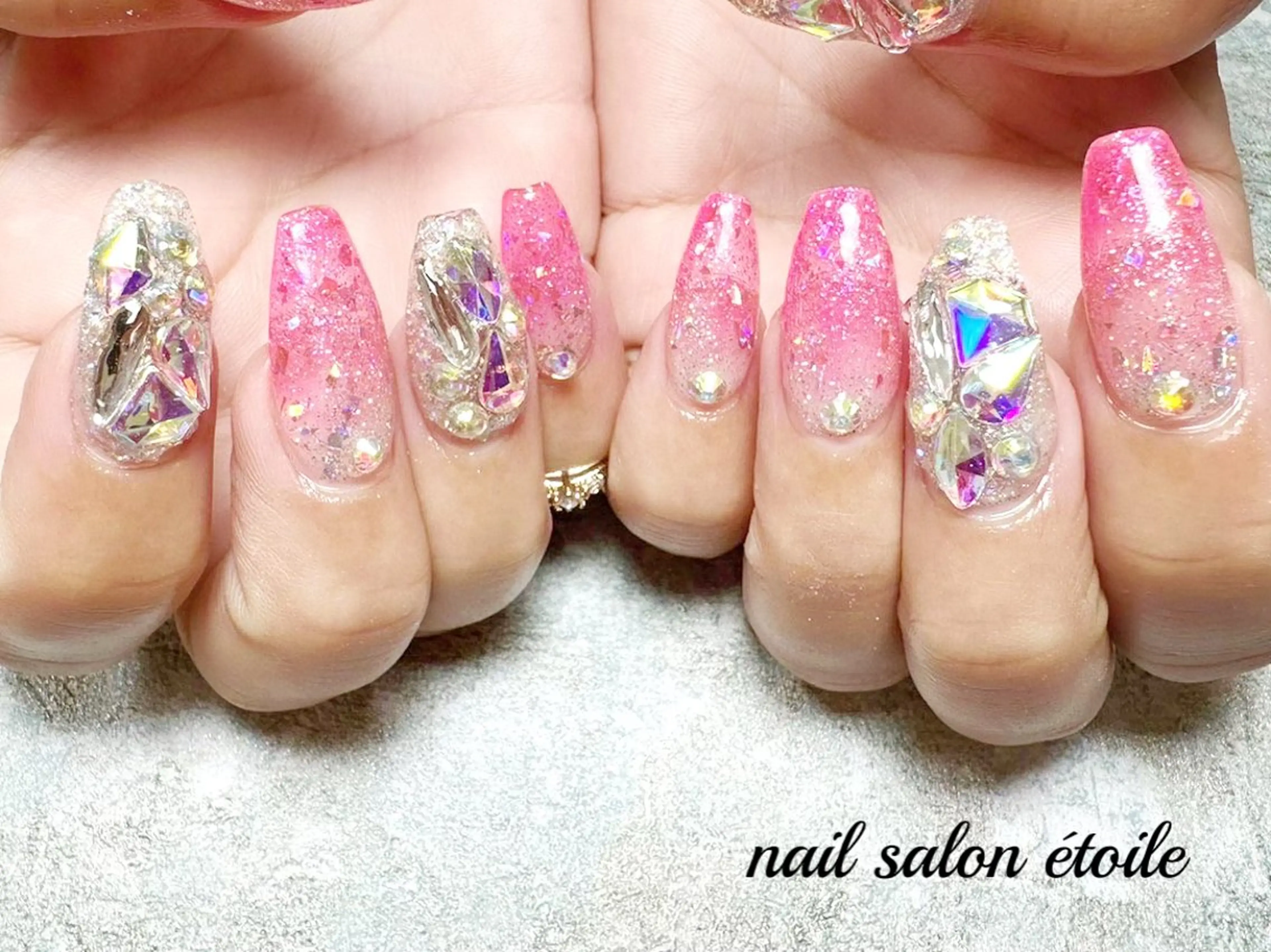 ネイル オーロラネイル グラデーション キラキラネイル ピンク ストーンネイル ハンドネイル nail salon étoileのネイルデザイン