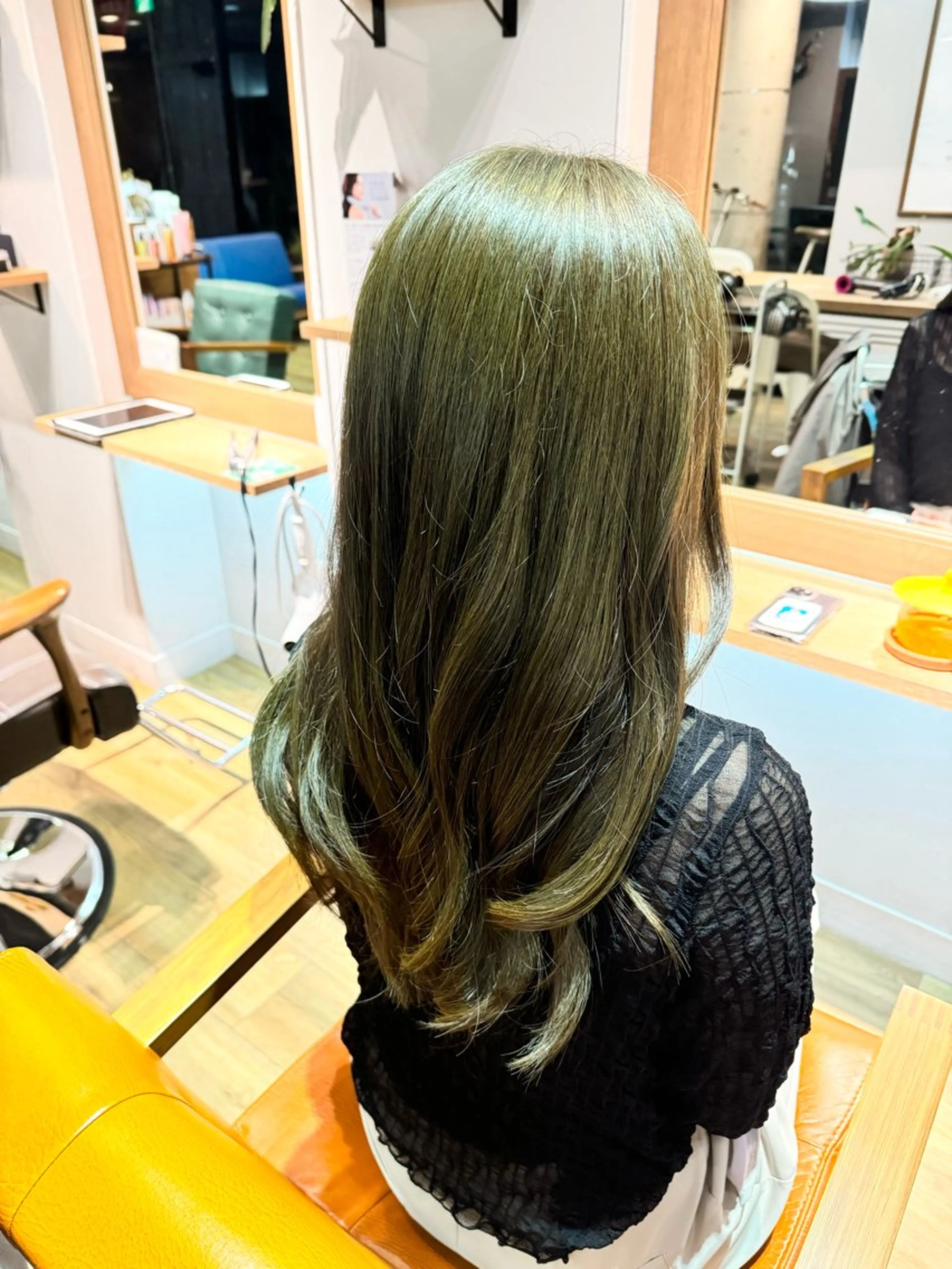 ロング カラー ベージュカラー オリーブベージュ ヘアカラー トリートメント ツキダテ ユイのヘアスタイル