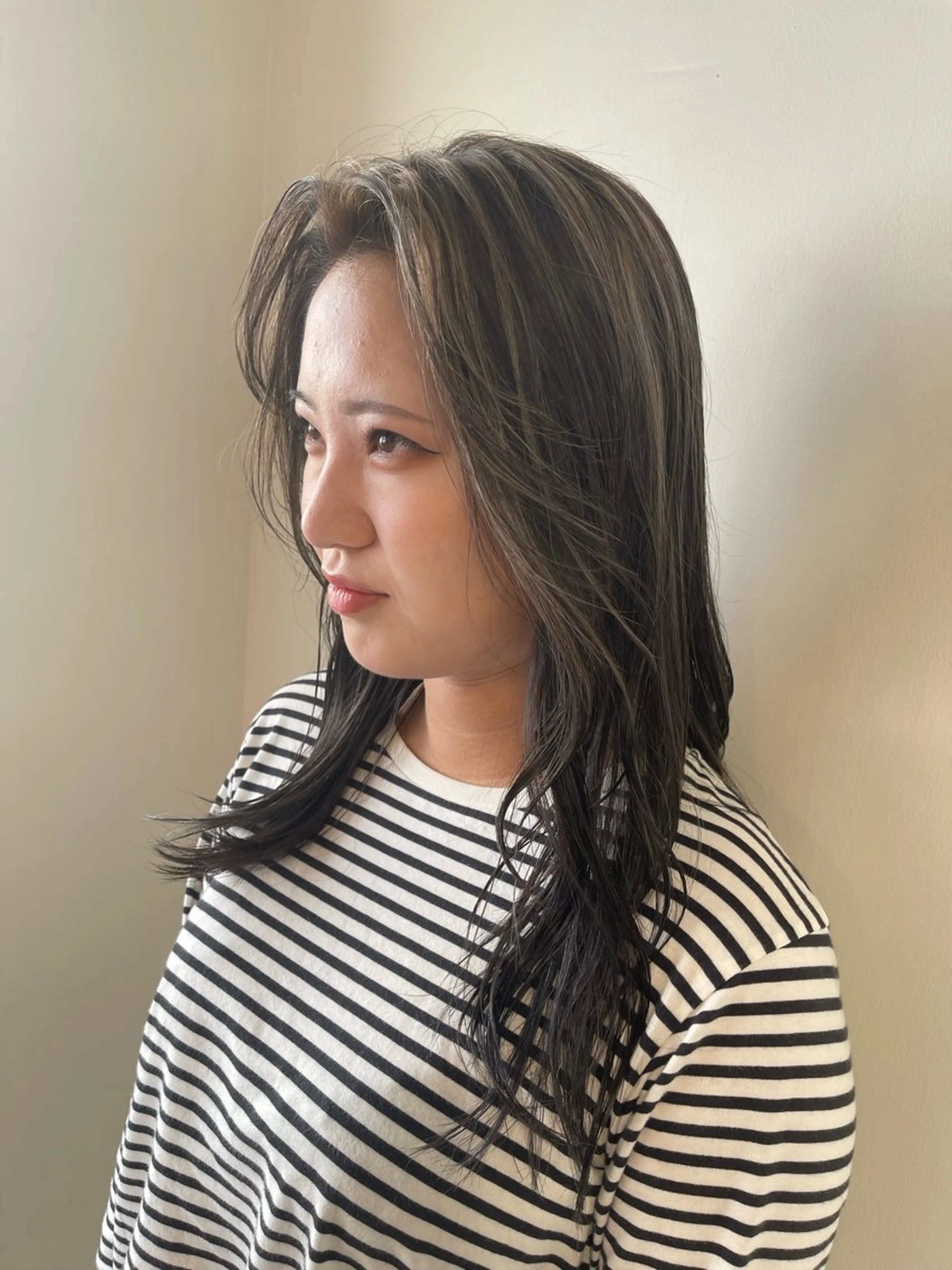 ロング カラー ハイライトカラー ハイライト ロング 由比藤理子 ブリーチカラー🌈のヘアスタイル