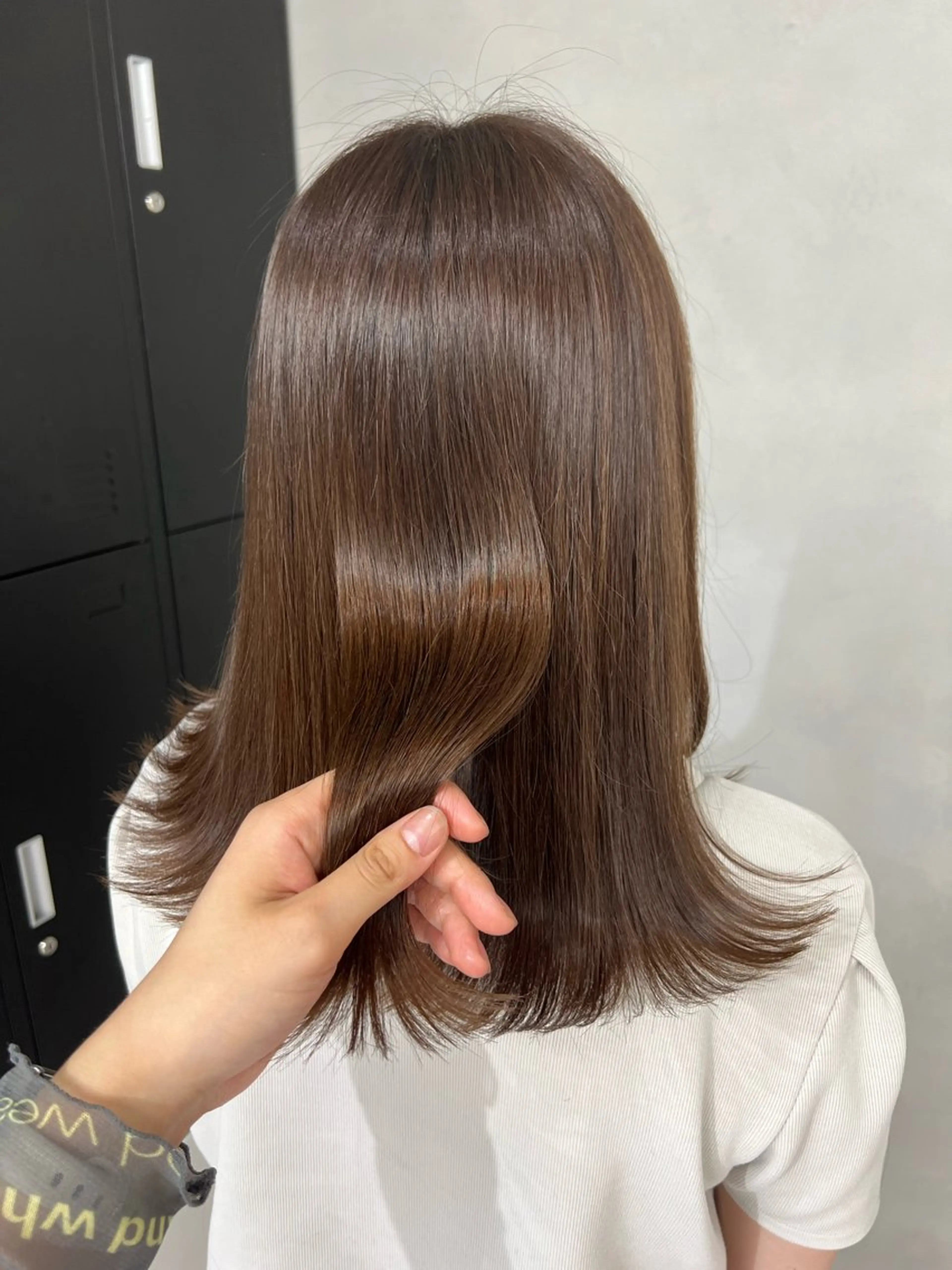 セミロング カラー 小森聖奈 韓国風レイヤーカットのヘアスタイル