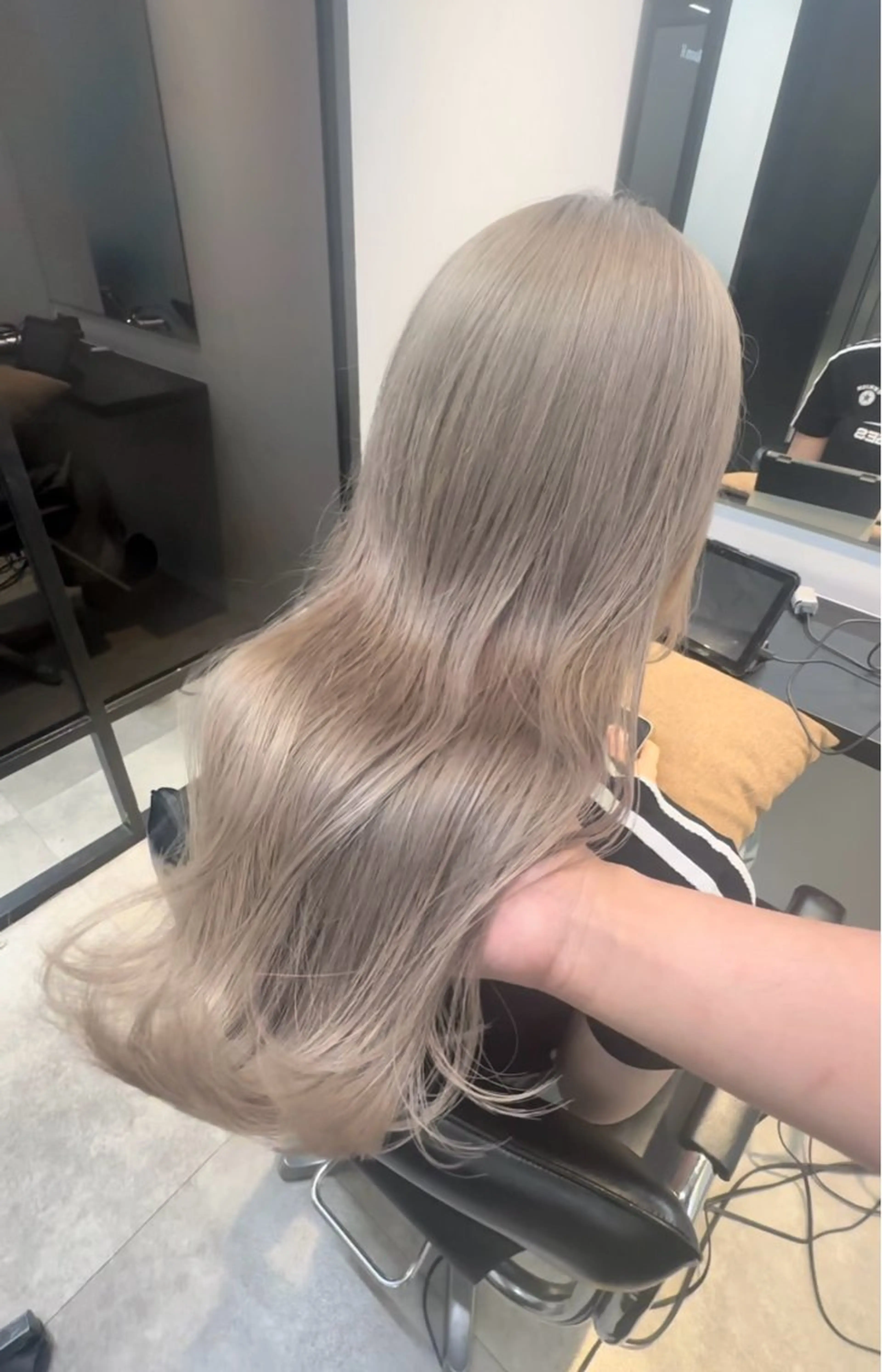 ロング カラー ブリーチ グレージュ ミルクティーグレージュ NVEMO.【ベモ】所属・ミルクティーベージュ /まりん🥣のヘアスタイル