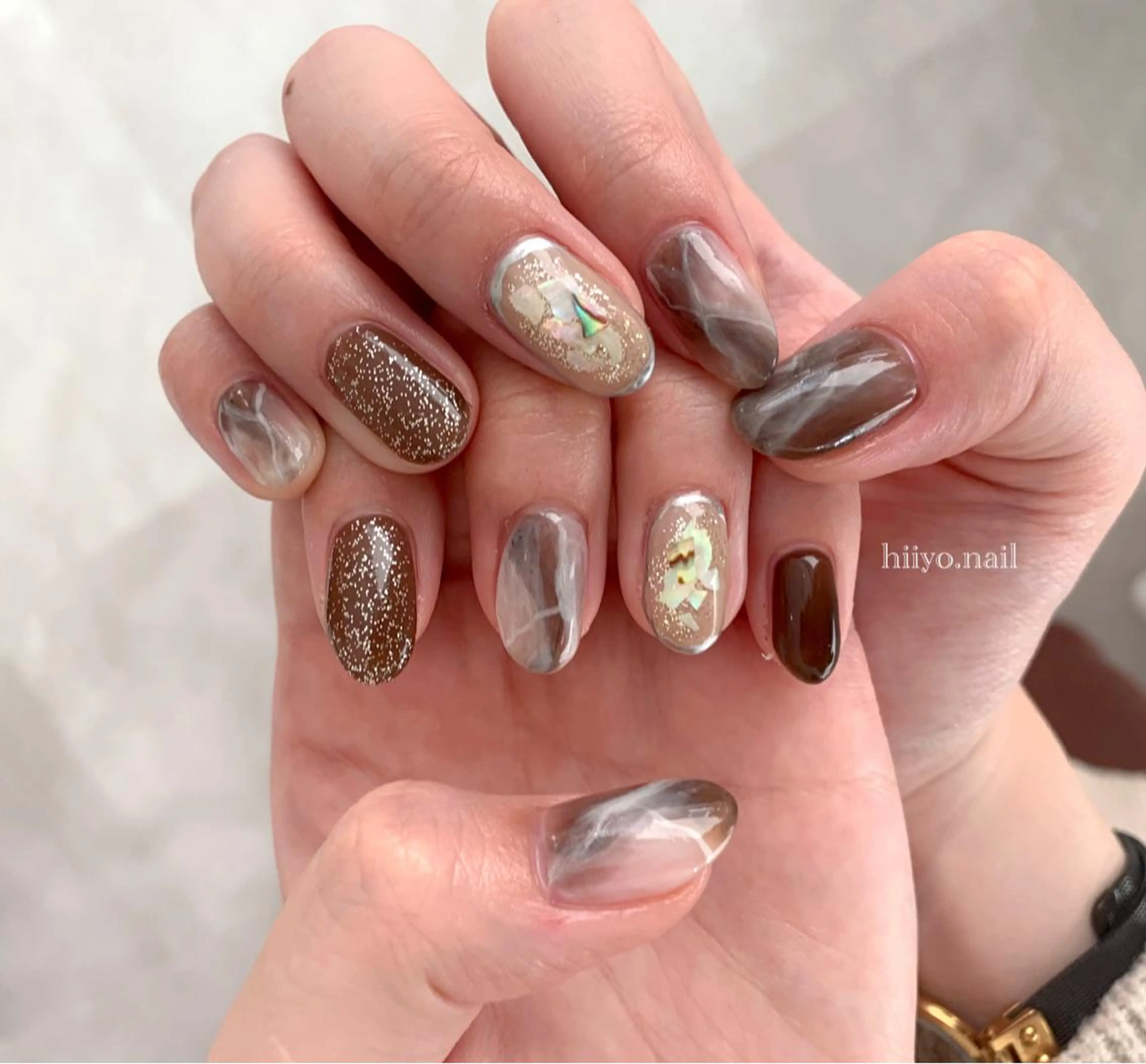 ネイル ブラウン キラキラネイル 大理石ネイル(マーブル) ニュアンスネイル ハンドネイル hiyo🫧ネイル /渋谷💍🎀のネイルデザイン