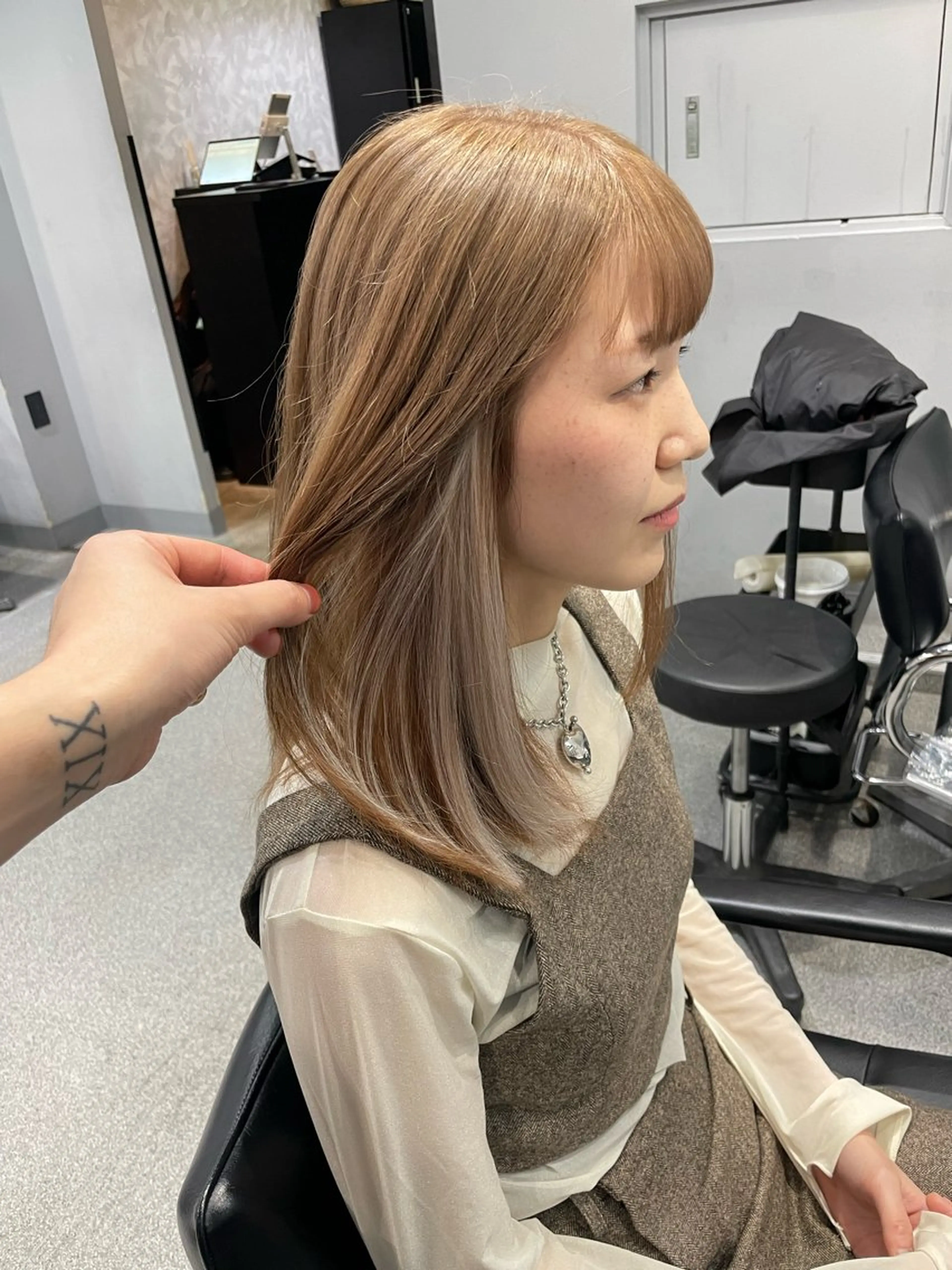 ミディアム ヘアカラー トリートメント ケアブリーチ/ エクステ/レイヤーのヘアスタイル