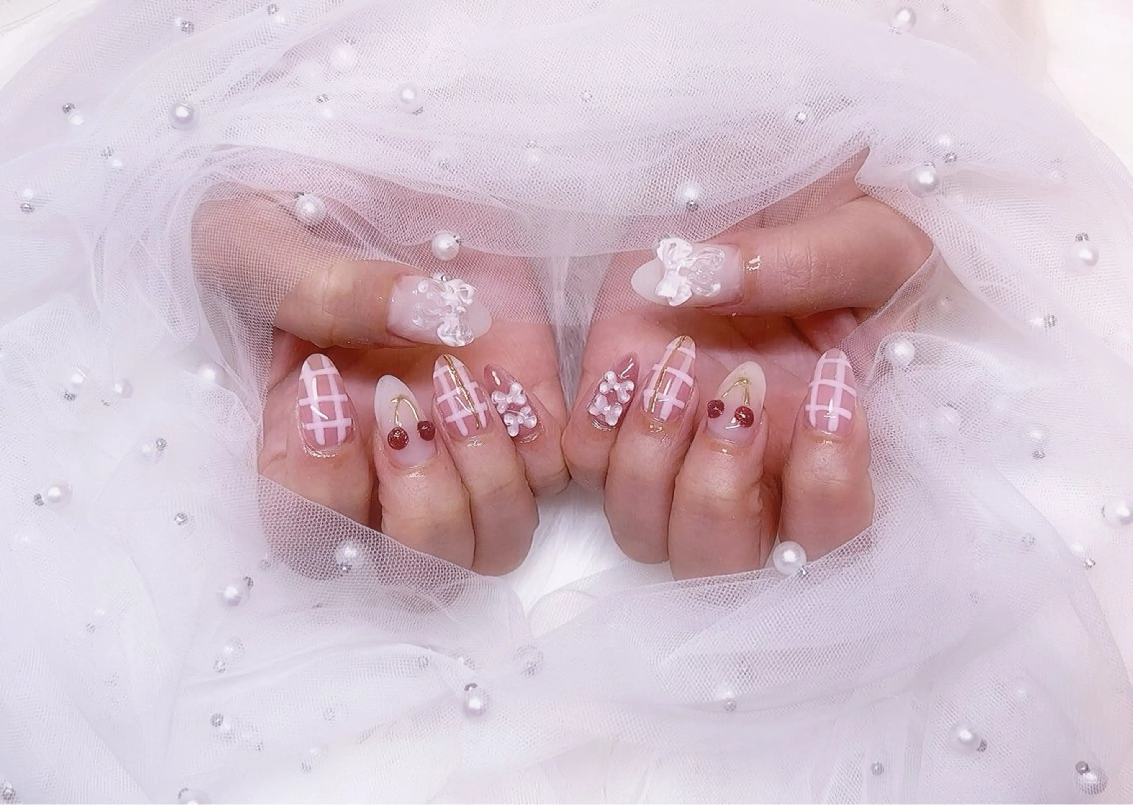 ネイル ガーリー ミラーネイル 持ち込み リボン Y. 🍒maki🍒ྀིのネイルデザイン