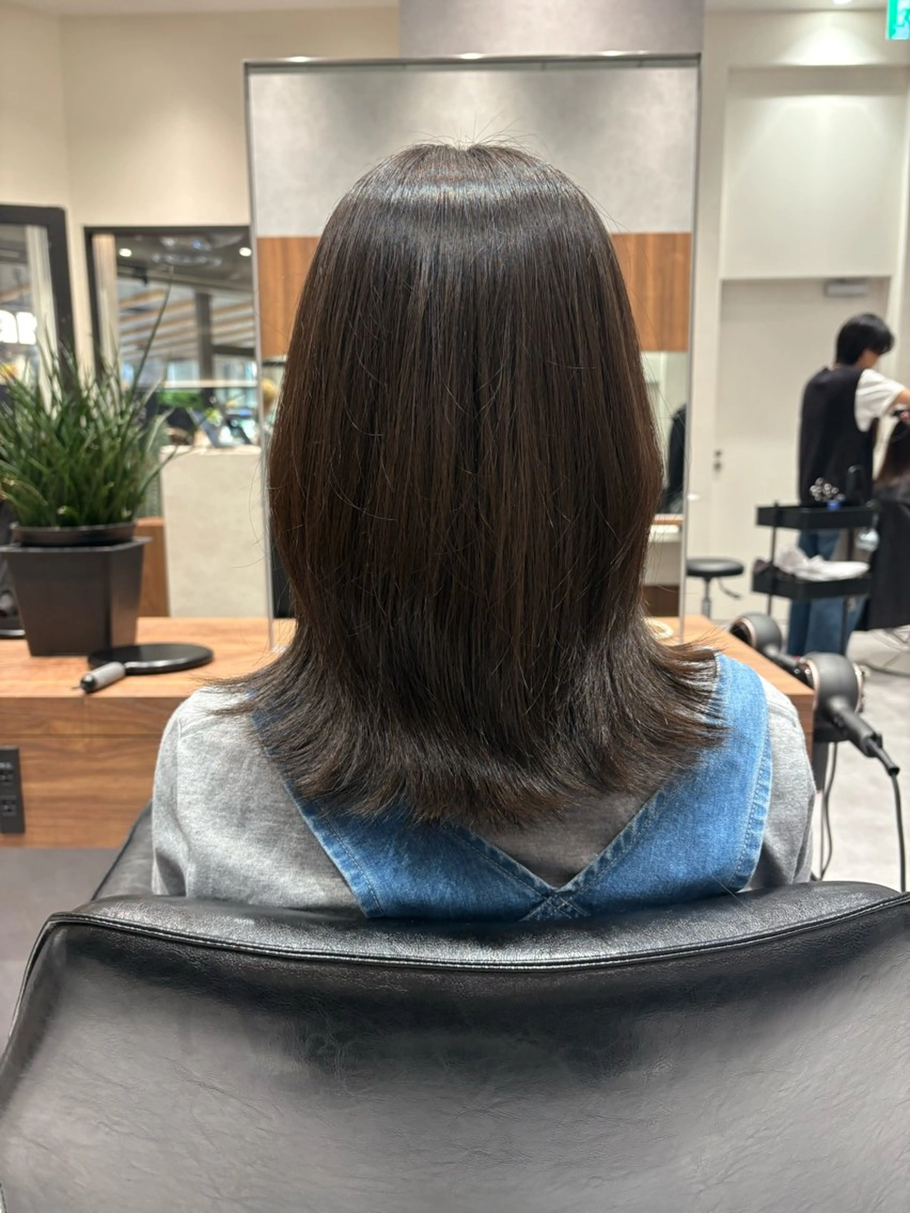 ミディアム くびれヘア くびれレイヤー レイヤーカット ローレイヤー 髙田 千華 髪質改善ストレートのヘアスタイル