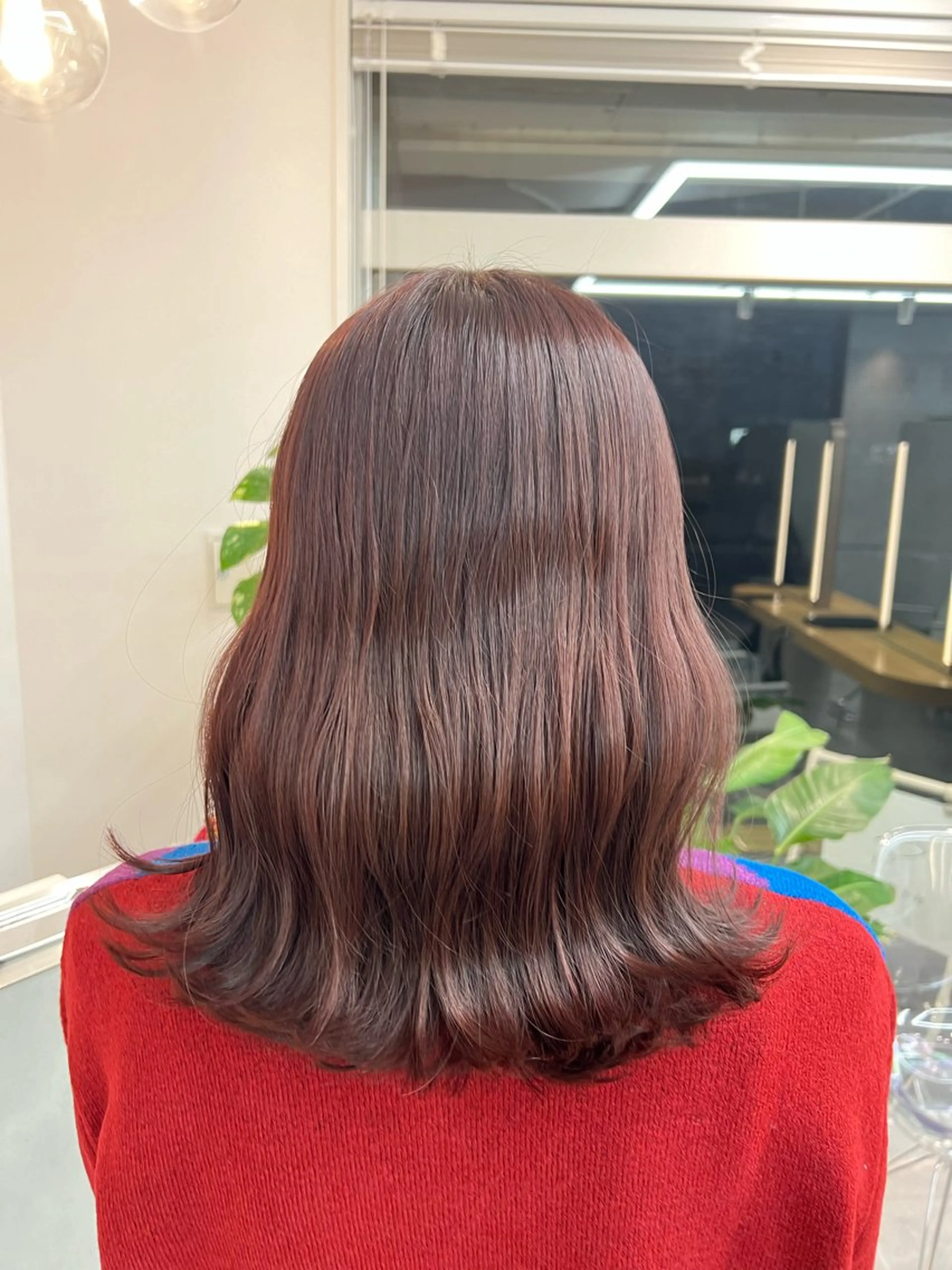 ミディアム カラー 小森聖奈 韓国風レイヤーカットのヘアスタイル