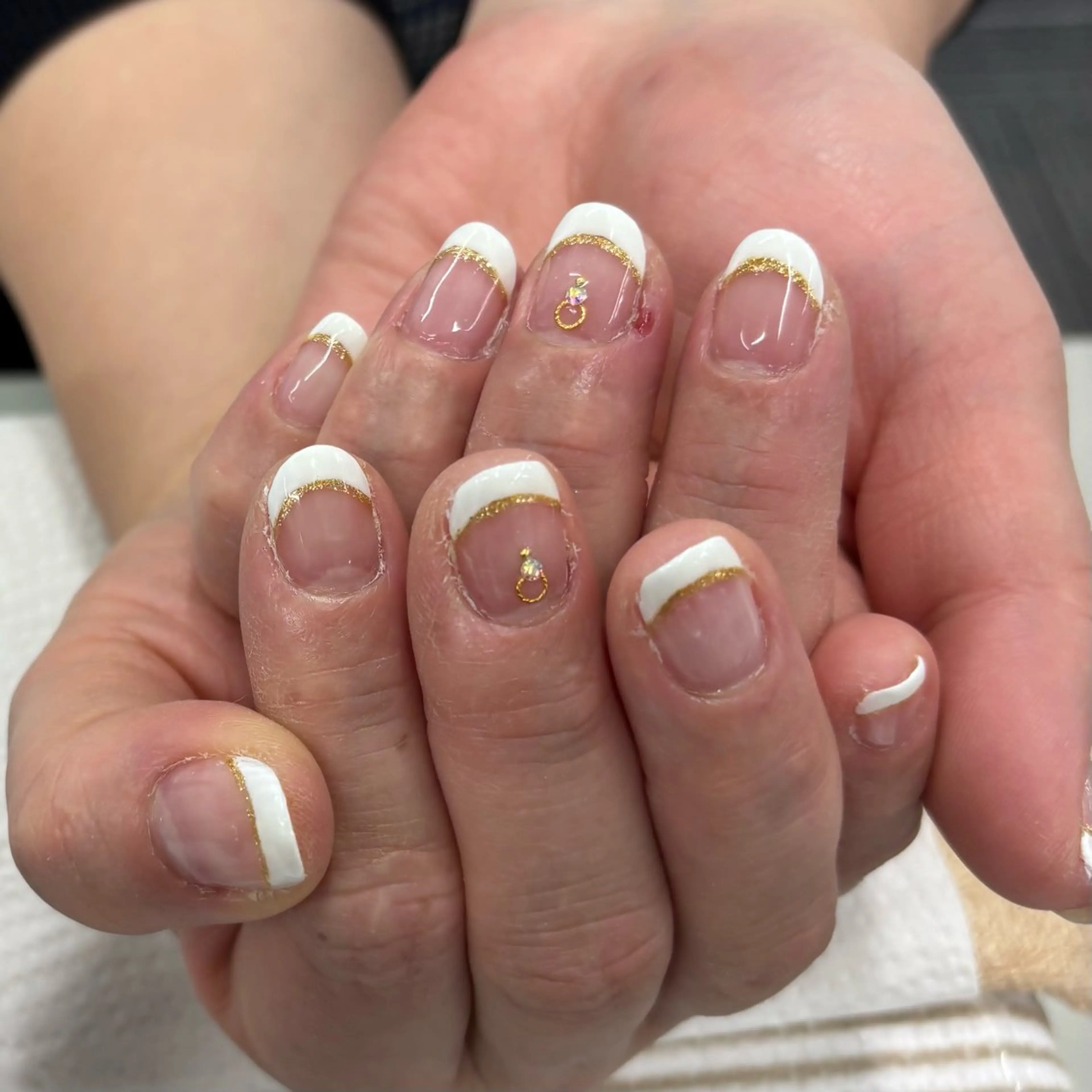 ネイル フレンチネイル ゴールド シルバー ホワイト 小尾 愛華のネイルデザイン