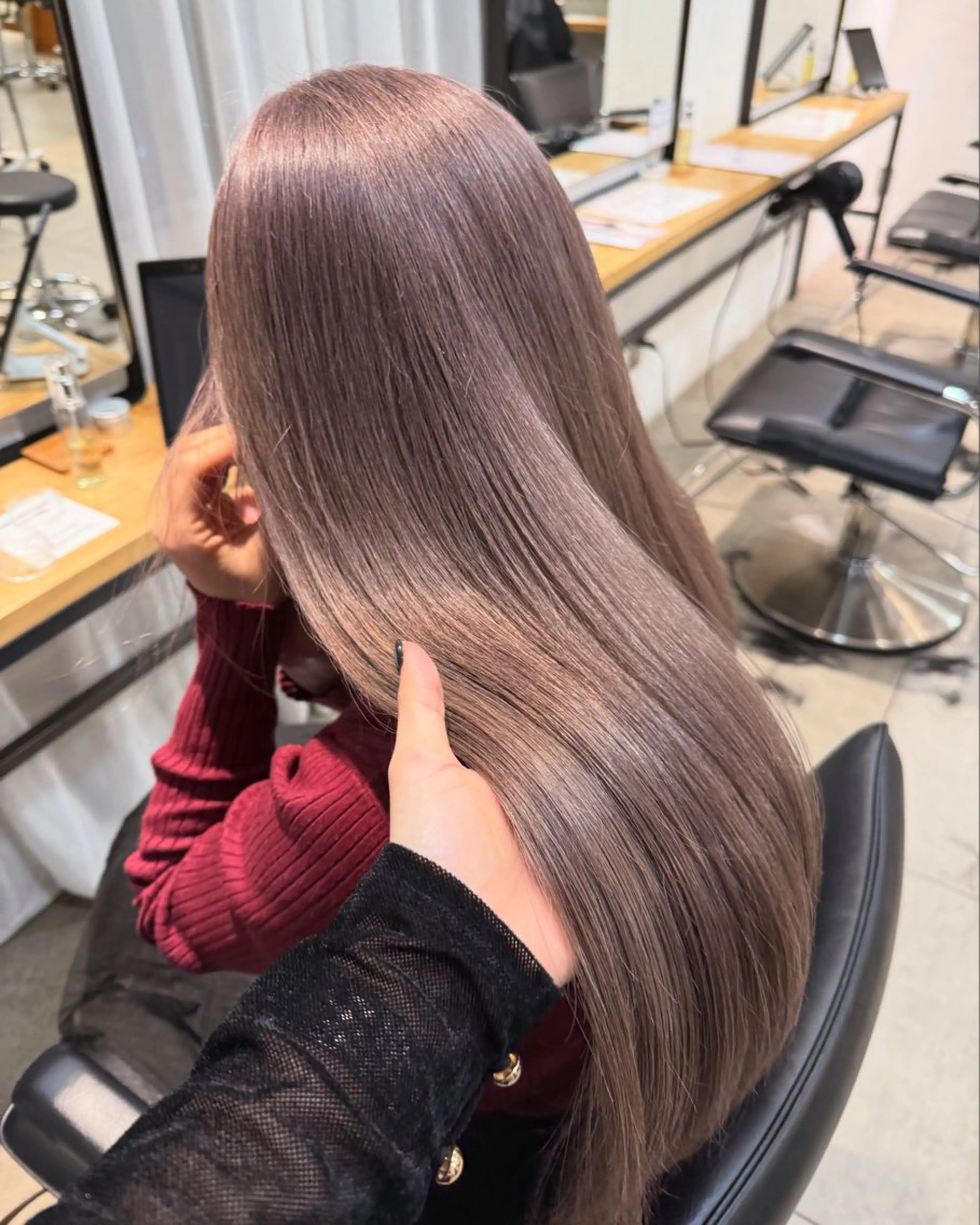 ロング カラー ミルクティー× グレージュMOMOのヘアスタイル