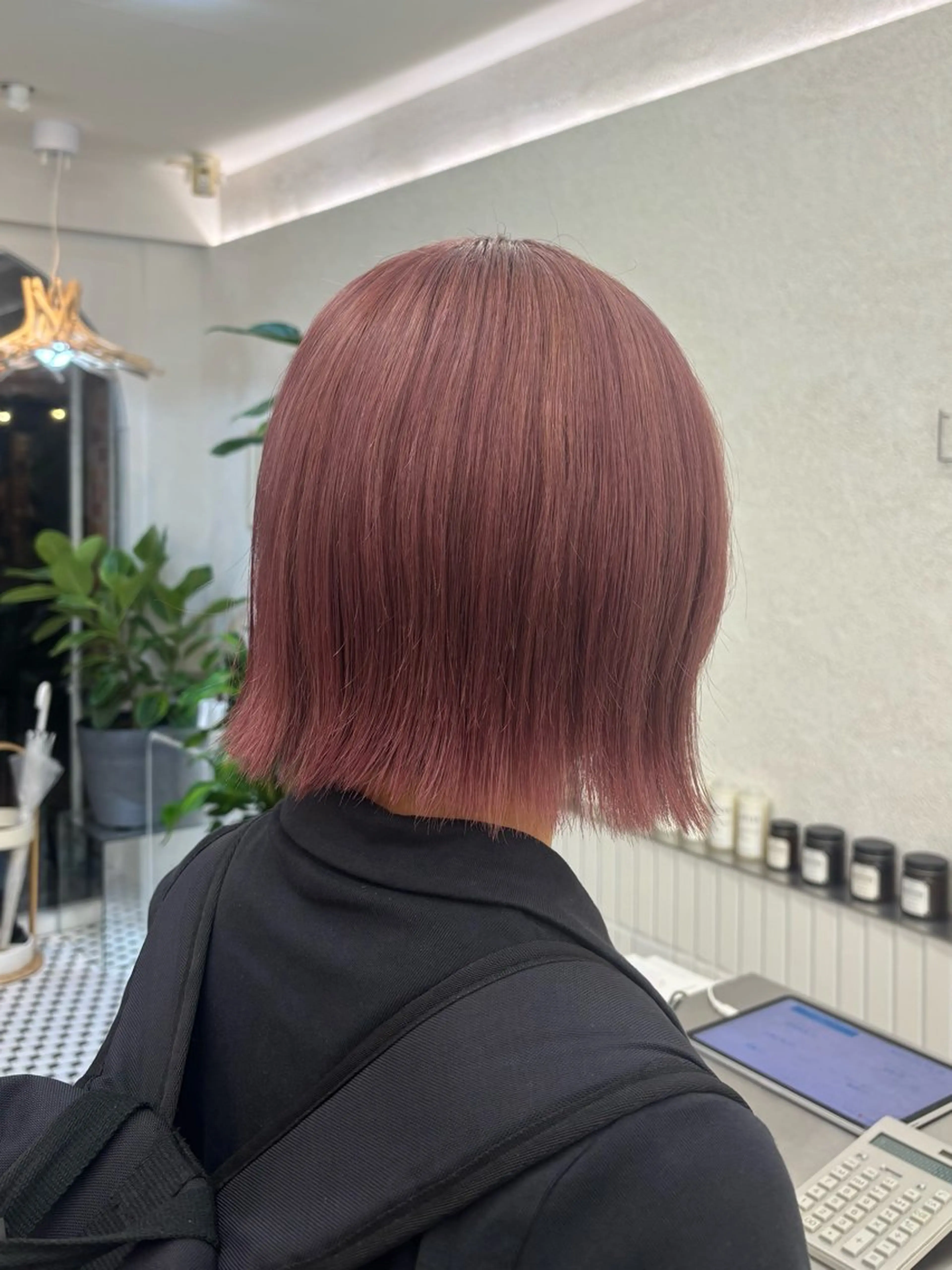 ショート カラー ヘアカラー 🧸ミルクティー／ ぷつっとボブ｜ミクのヘアスタイル