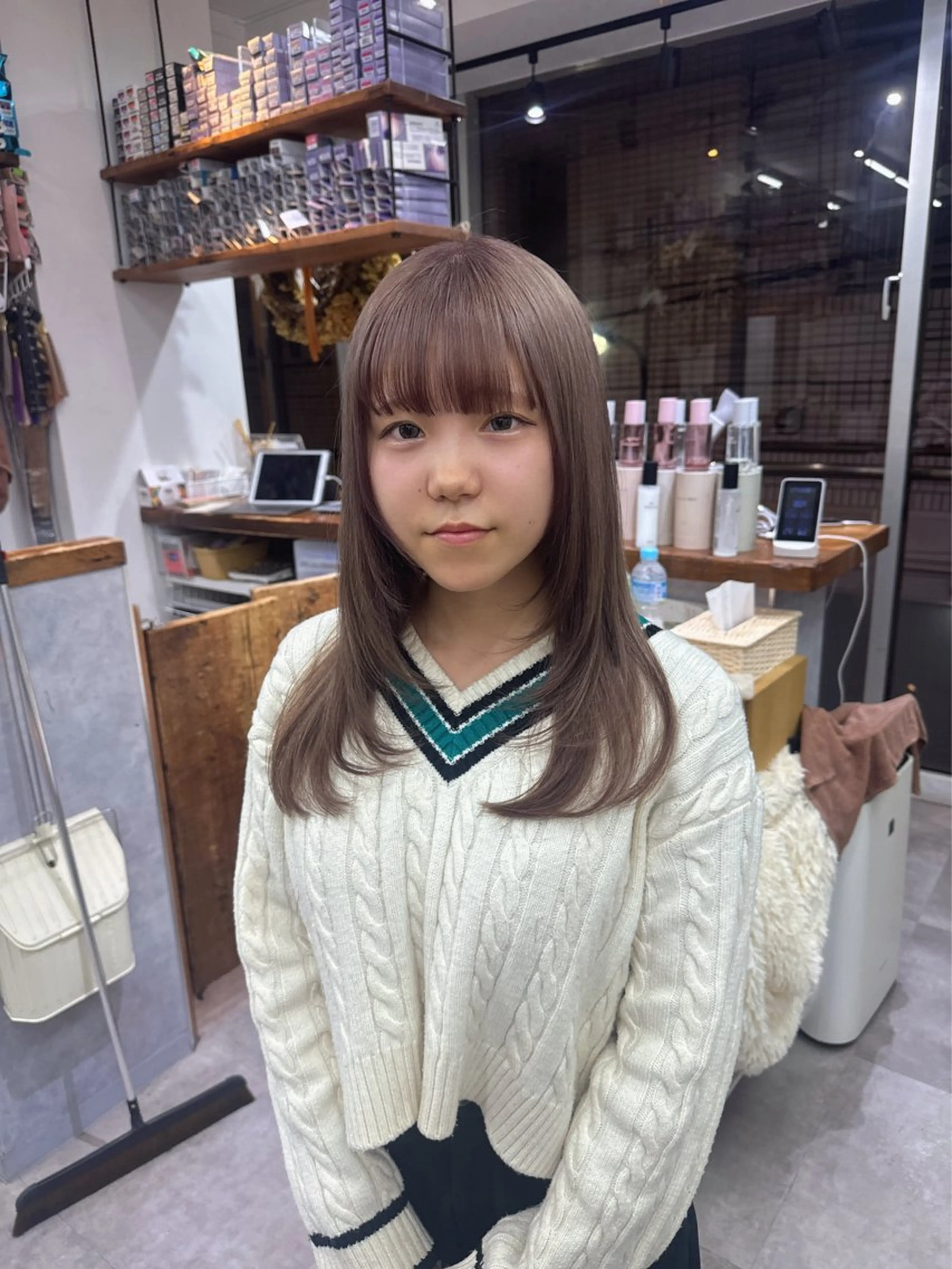 セミロング カラー ブリーチ 透明感カラー グレージュ 新宿 似合わせカラー HINAのヘアスタイル
