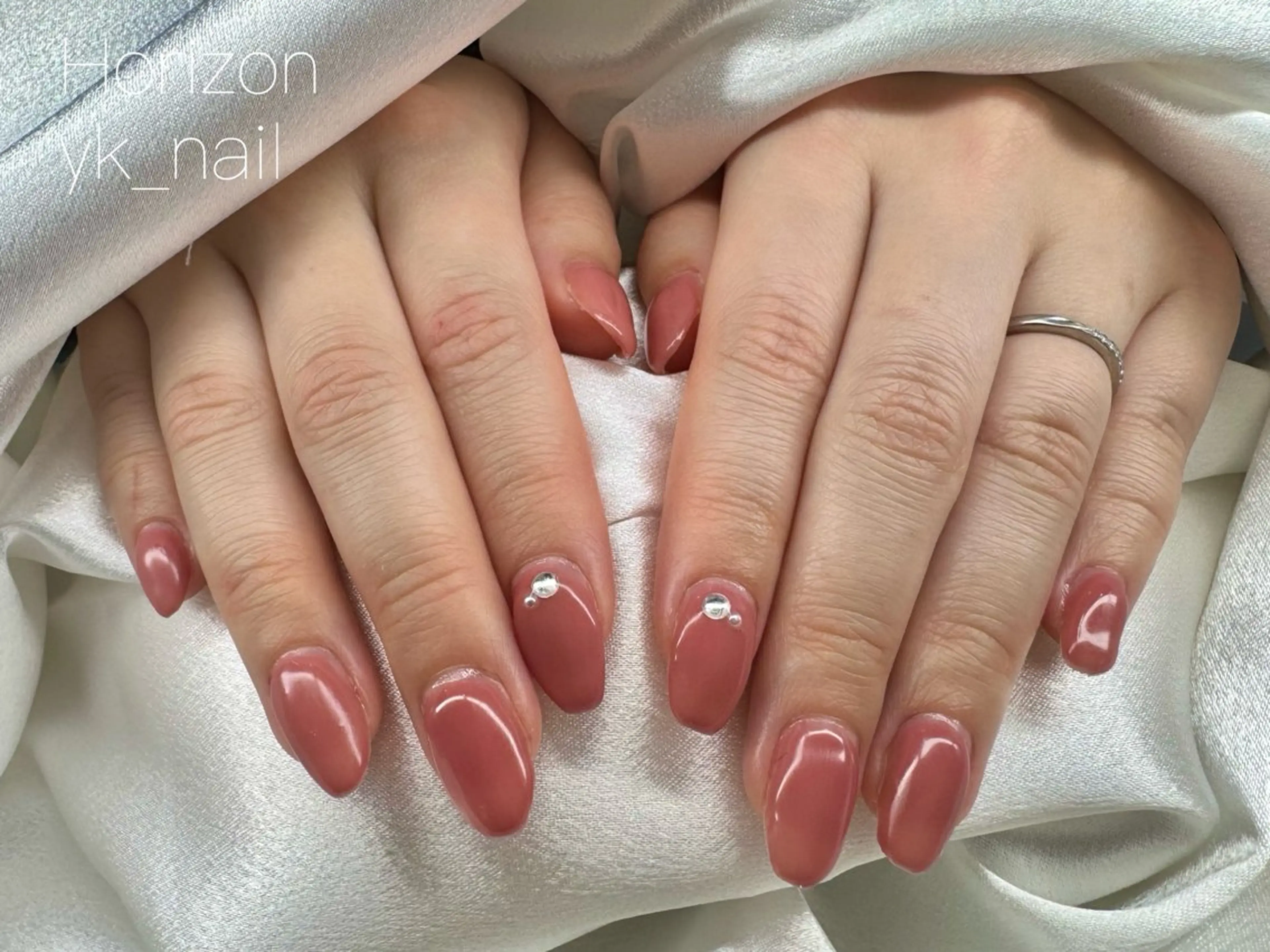 ワンカラー＋簡単アート／パーツ（1​〜​2本)＋ハンドマッサージ  ※オフなしの場合 −500円、パーツは1​〜​2個まで/本の写真