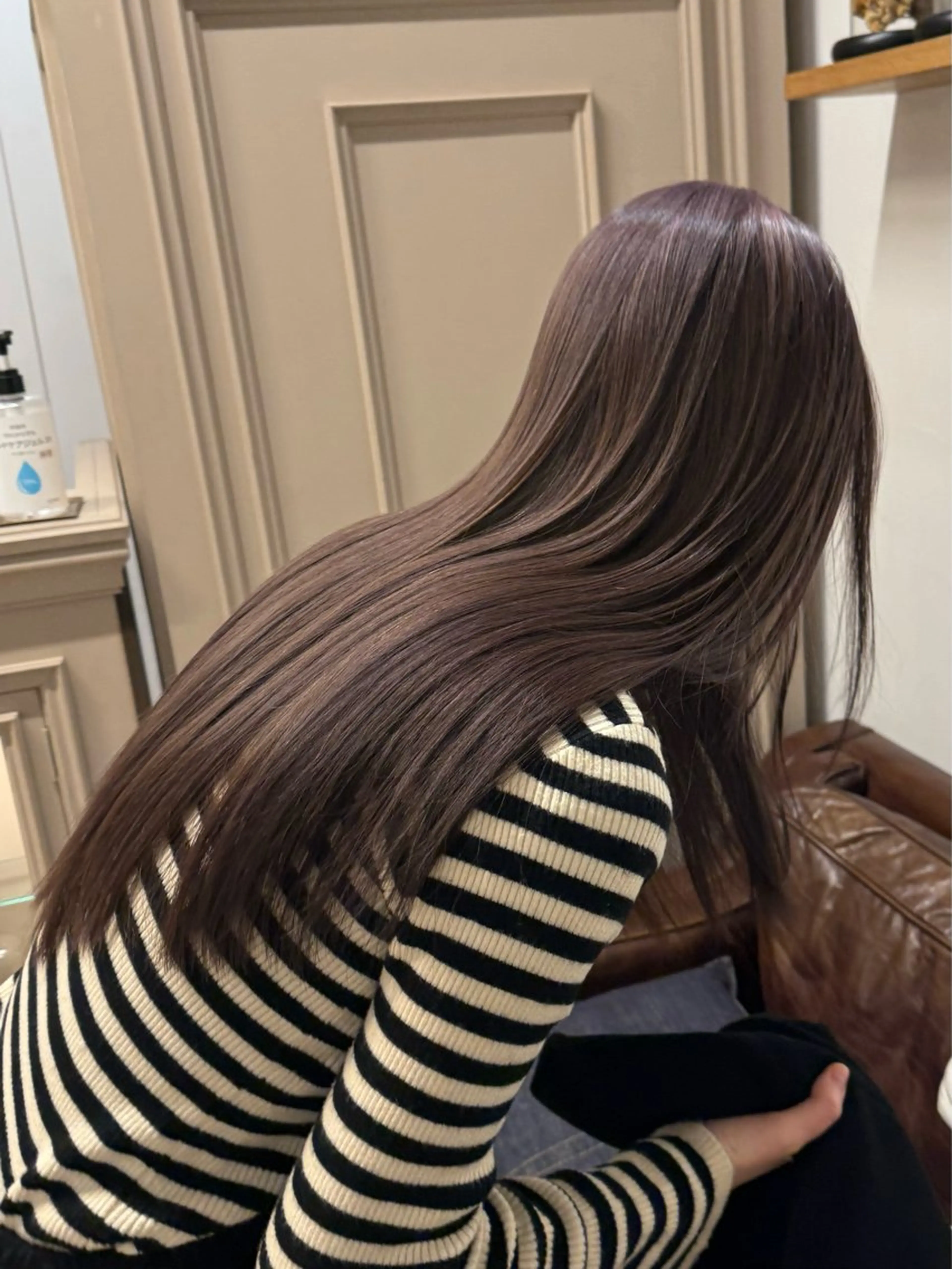 ロング カラー カット 縮毛矯正 トリートメント ミルクティー× グレージュMOMOのヘアスタイル