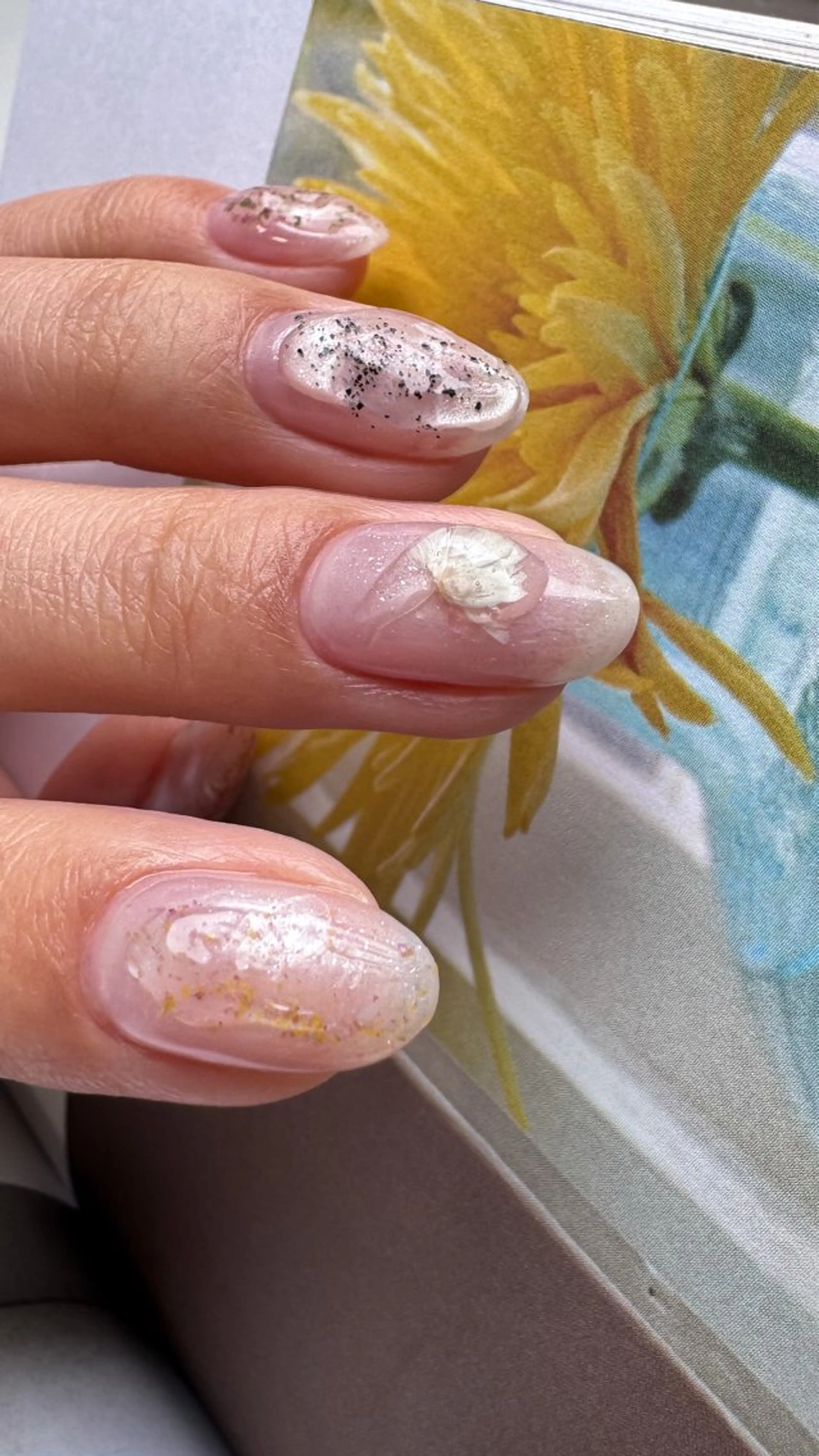 ネイル フラワーネイル ニュアンスネイル 春ネイル ホワイト ハンドネイル pointillé .ayaのネイルデザイン