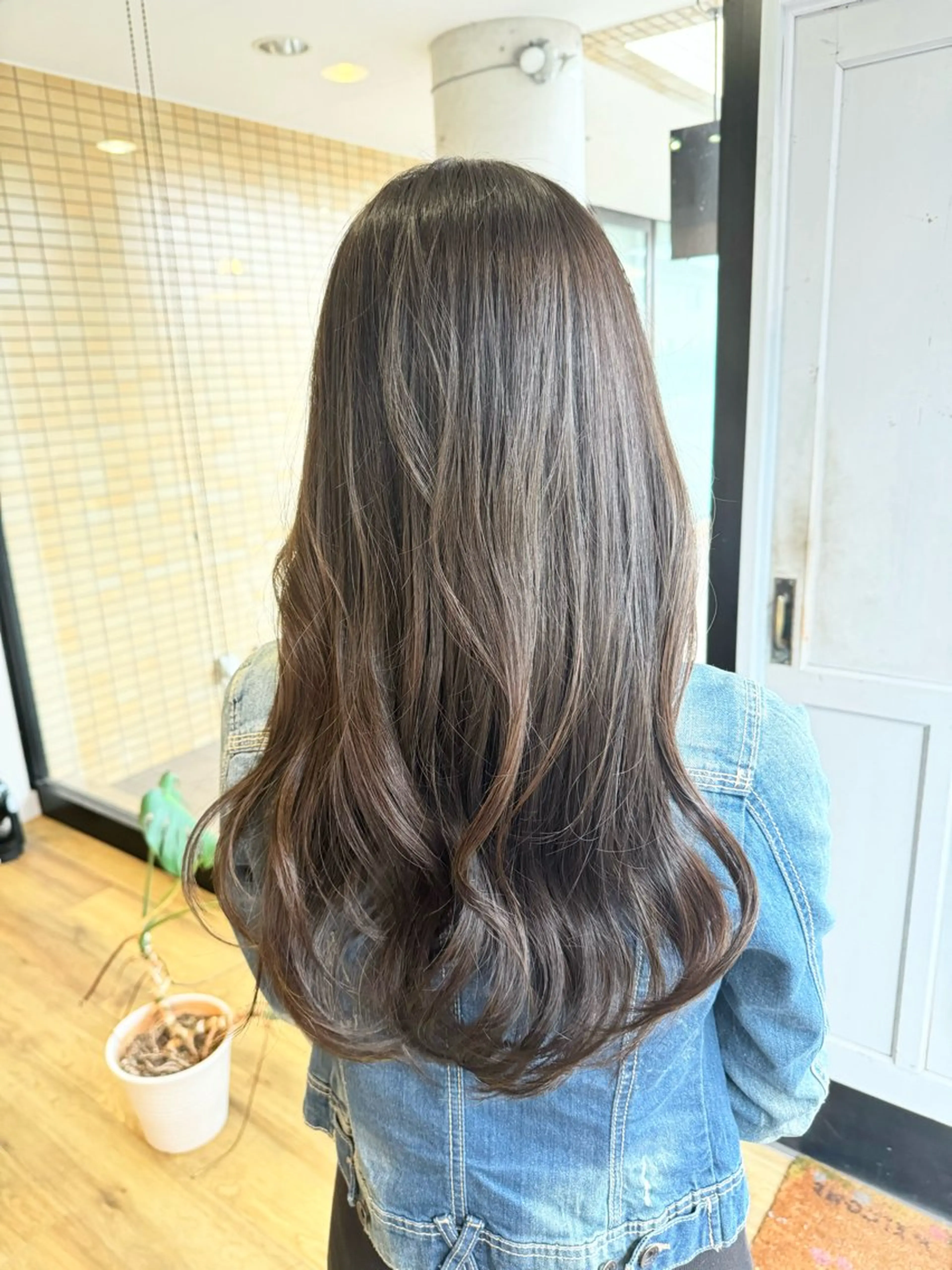 ロング カラー グレージュ ヘアカラー トリートメント ツキダテ ユイのヘアスタイル