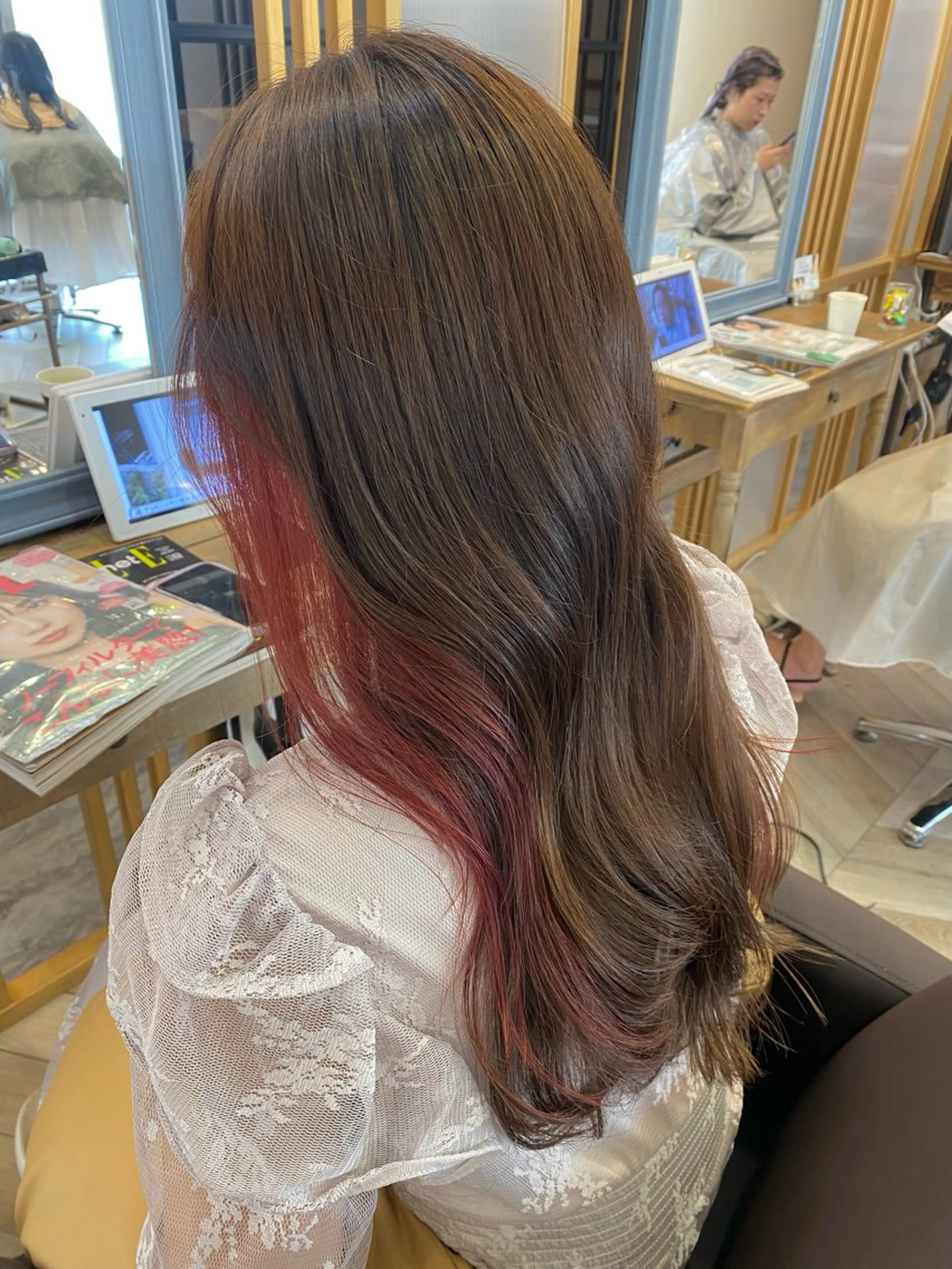 セミロング カラー イヤリングカラー ヘアカラー ヤスザトアヤノ ／レイヤー／オリーブのヘアスタイル