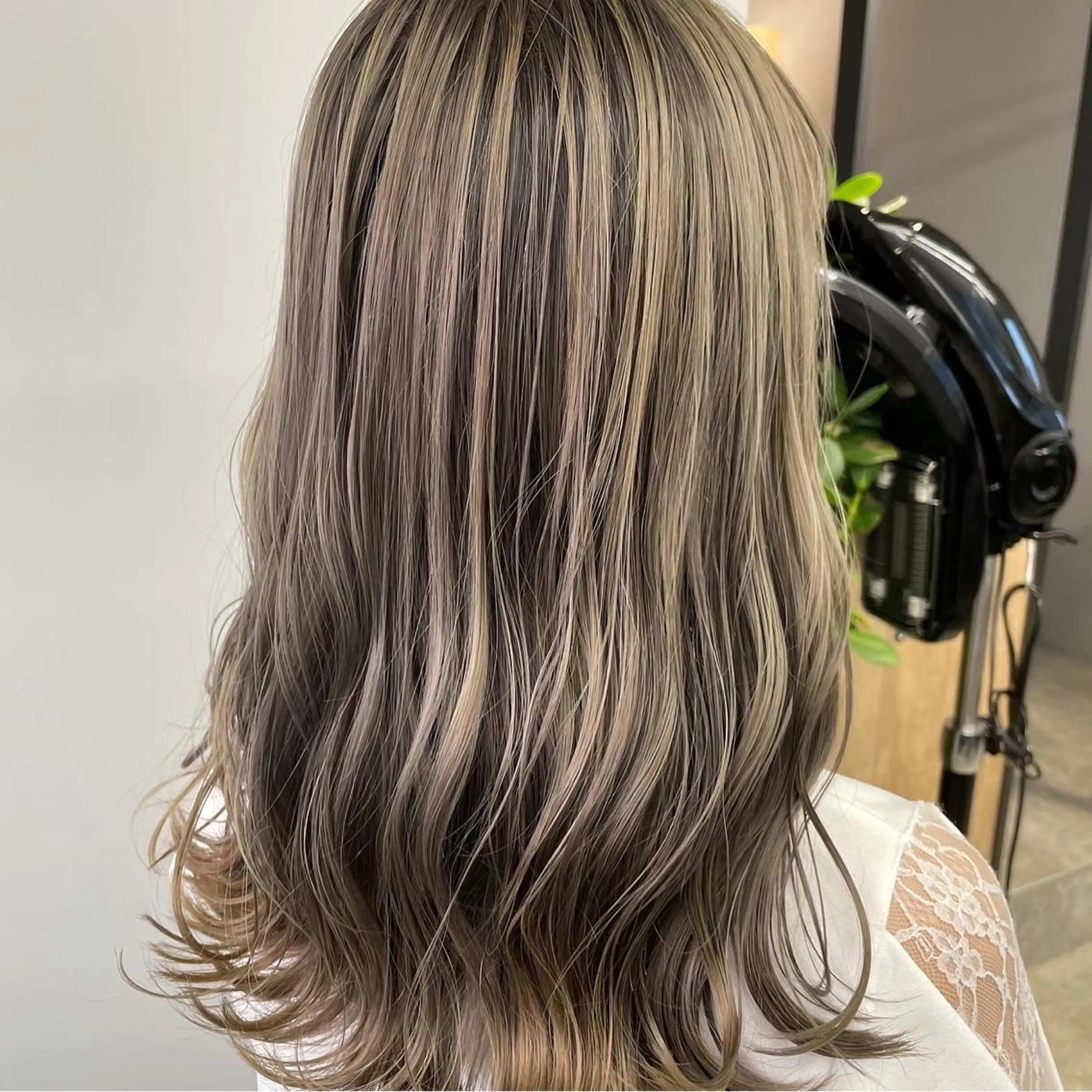 セミロング SAEKI【ior 】北千住店ブリーチのヘアスタイル