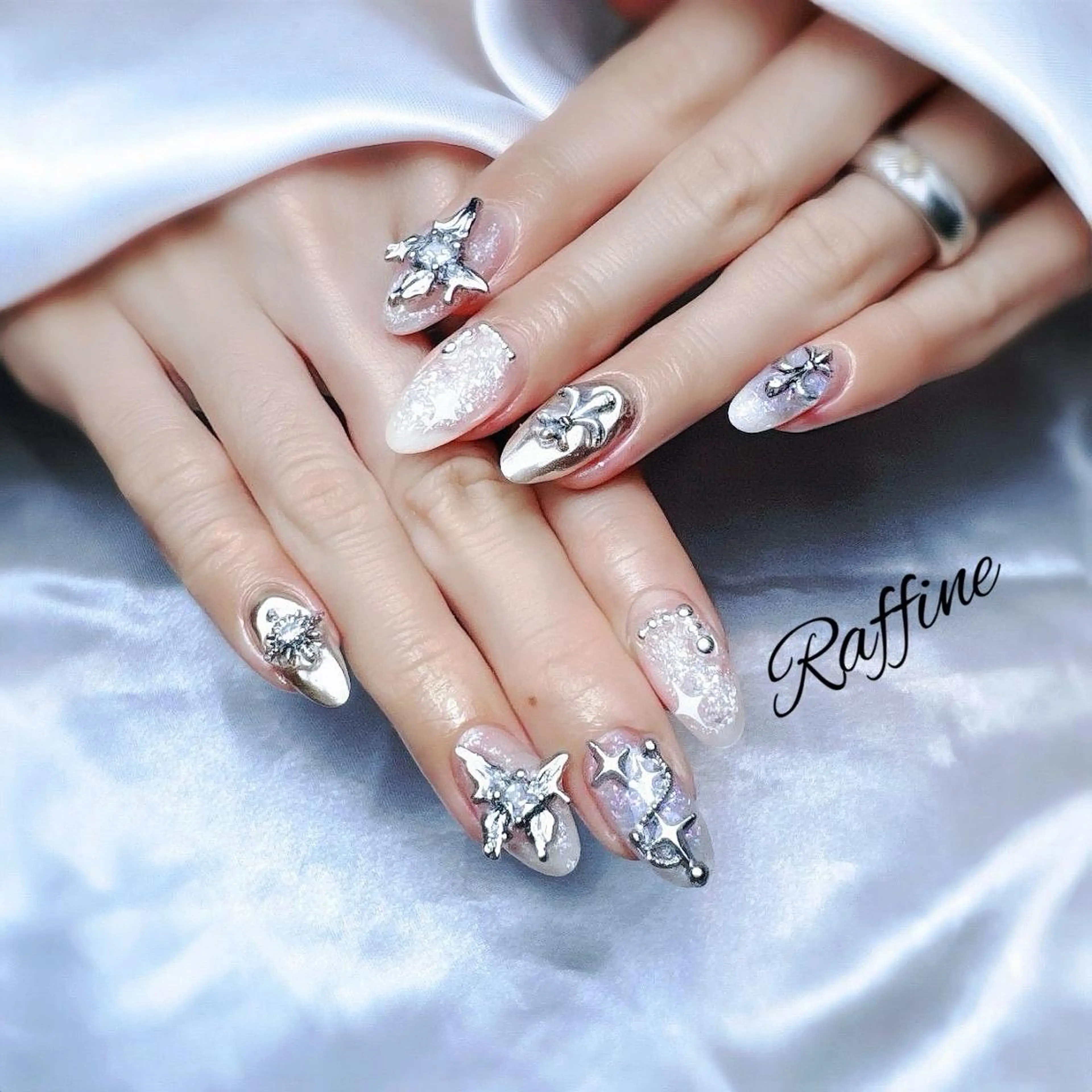 ネイル ハンドネイル RAFFINE 月🦋🩵のネイルデザイン