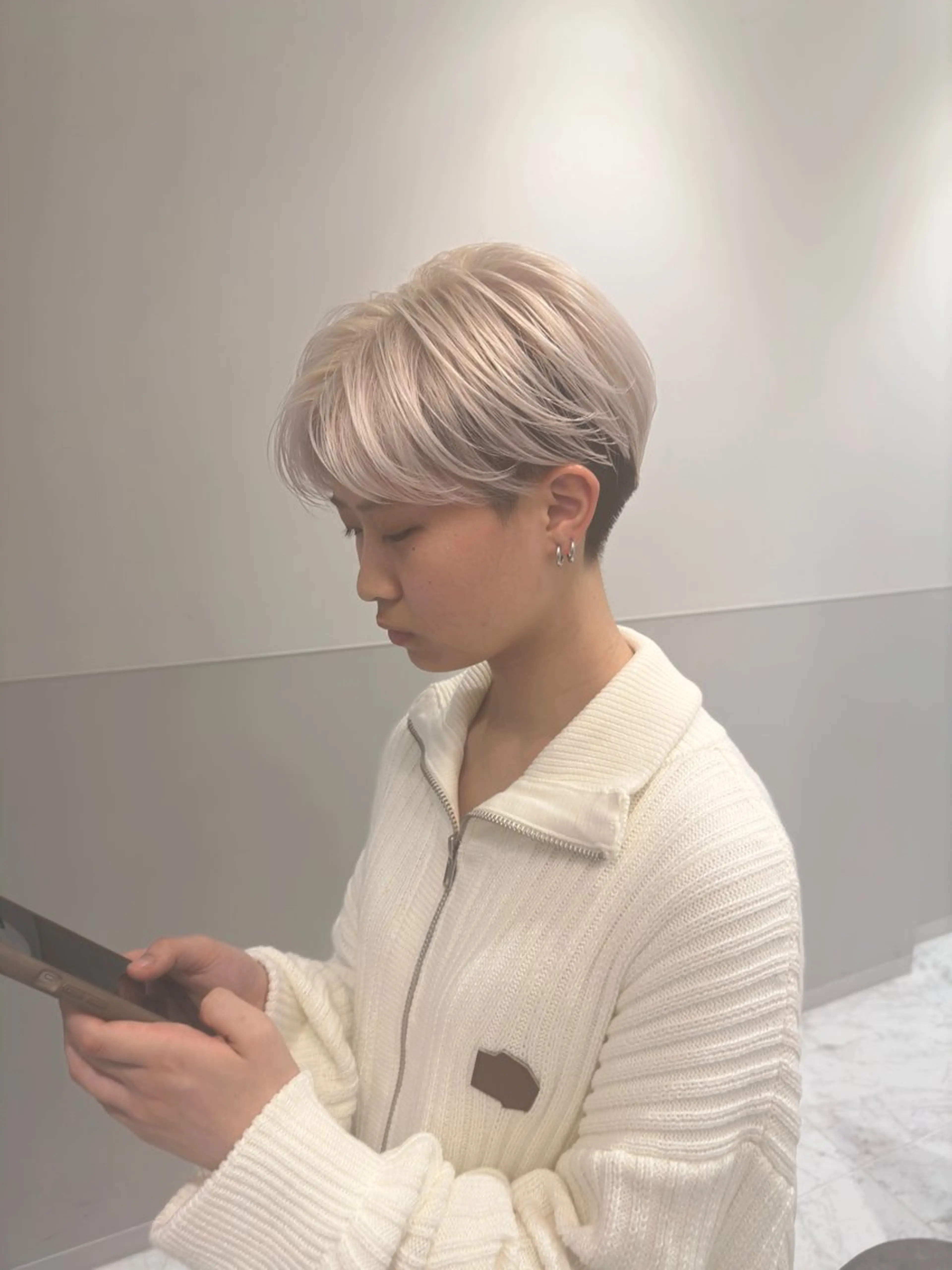 ショート カラー メンズ センターパート 鈴木/ミルクティー/ ブリーチ/ボブ/のヘアスタイル