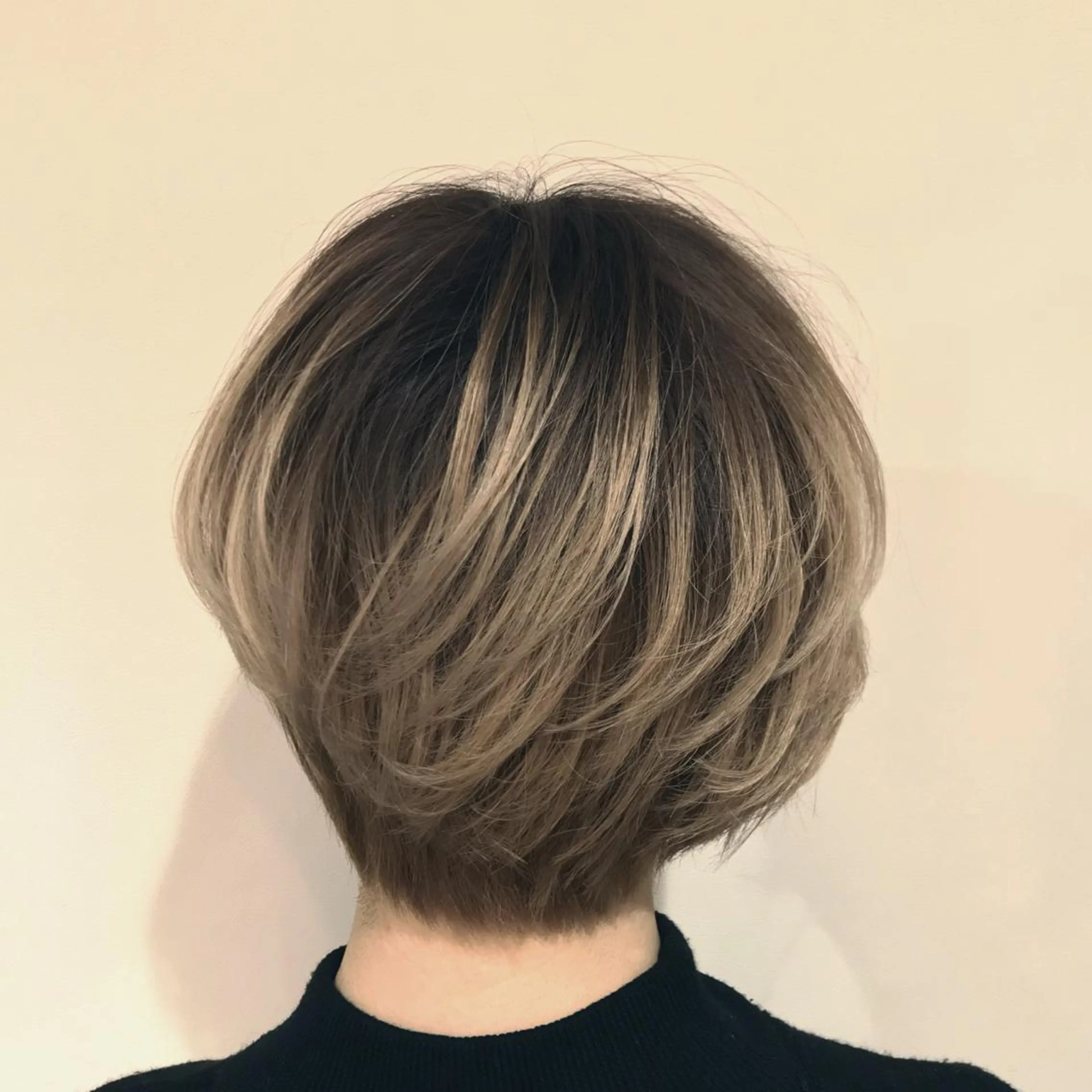 ショート カラー アッシュ アッシュグレー アッシュグレージュ バレイヤージュ ベージュカラー AMI Hair  supply所属・髪質改善カラー 韓国風レイヤーのヘアスタイル