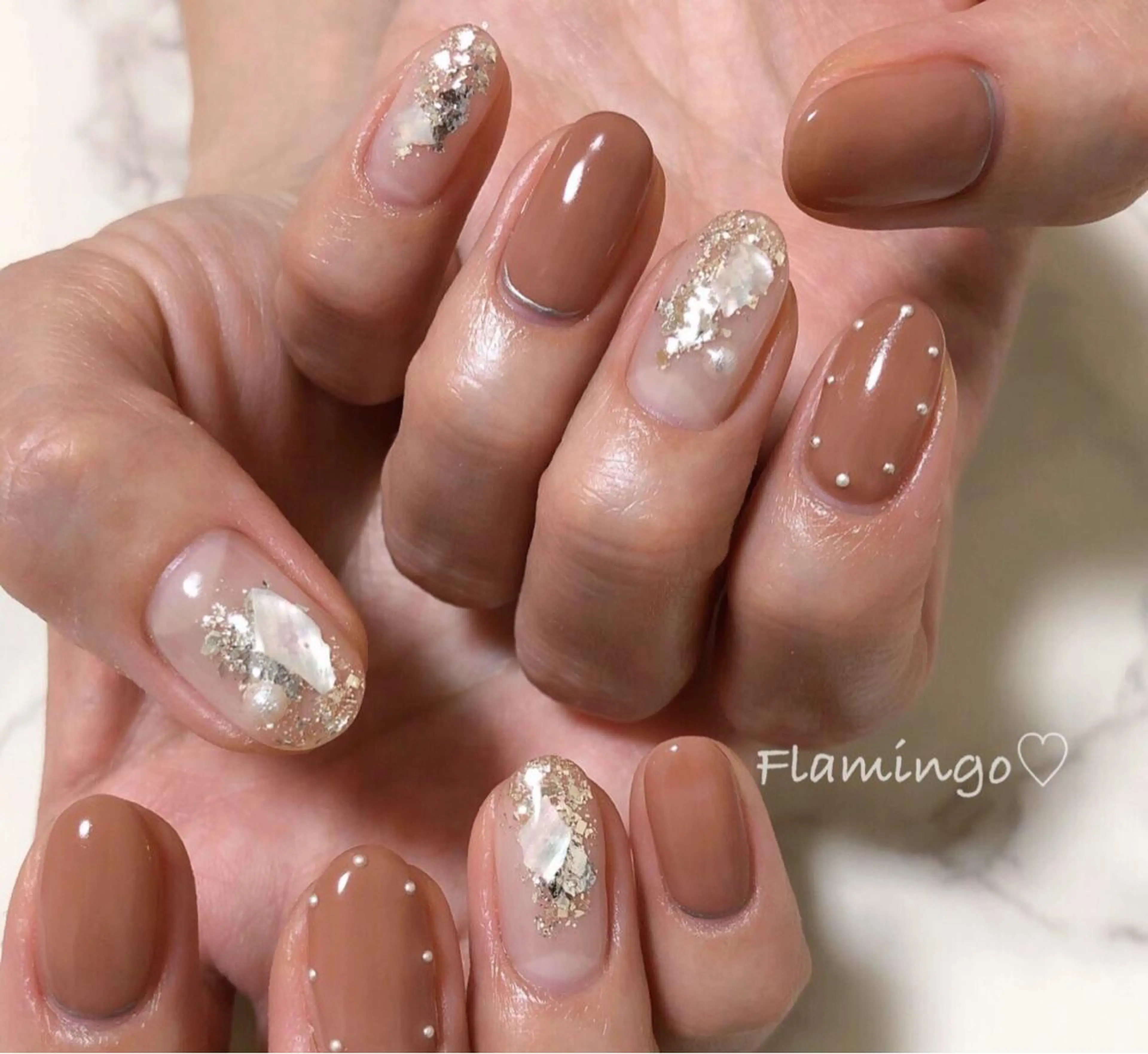 ネイル ブラウン キラキラネイル ラメ(グリッター) ニュアンスネイル 40代からの爪に 優しい施術×自爪育成のネイルデザイン