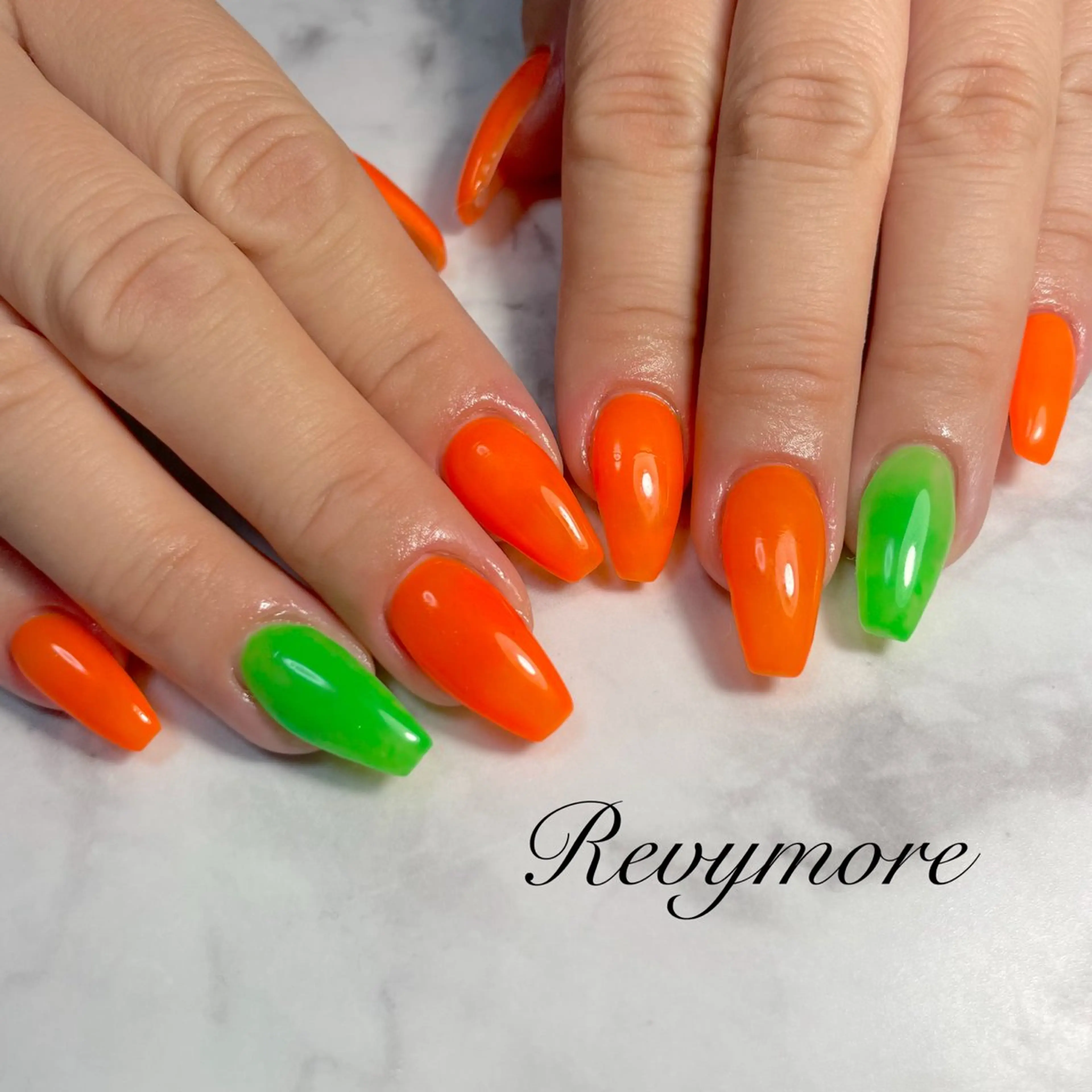 ネイル ジェルネイル ニュアンスネイル オフィスネイル シンプルネイル 夏ネイル nail salon Revymore所属・nail salon Revymoreのネイルデザイン