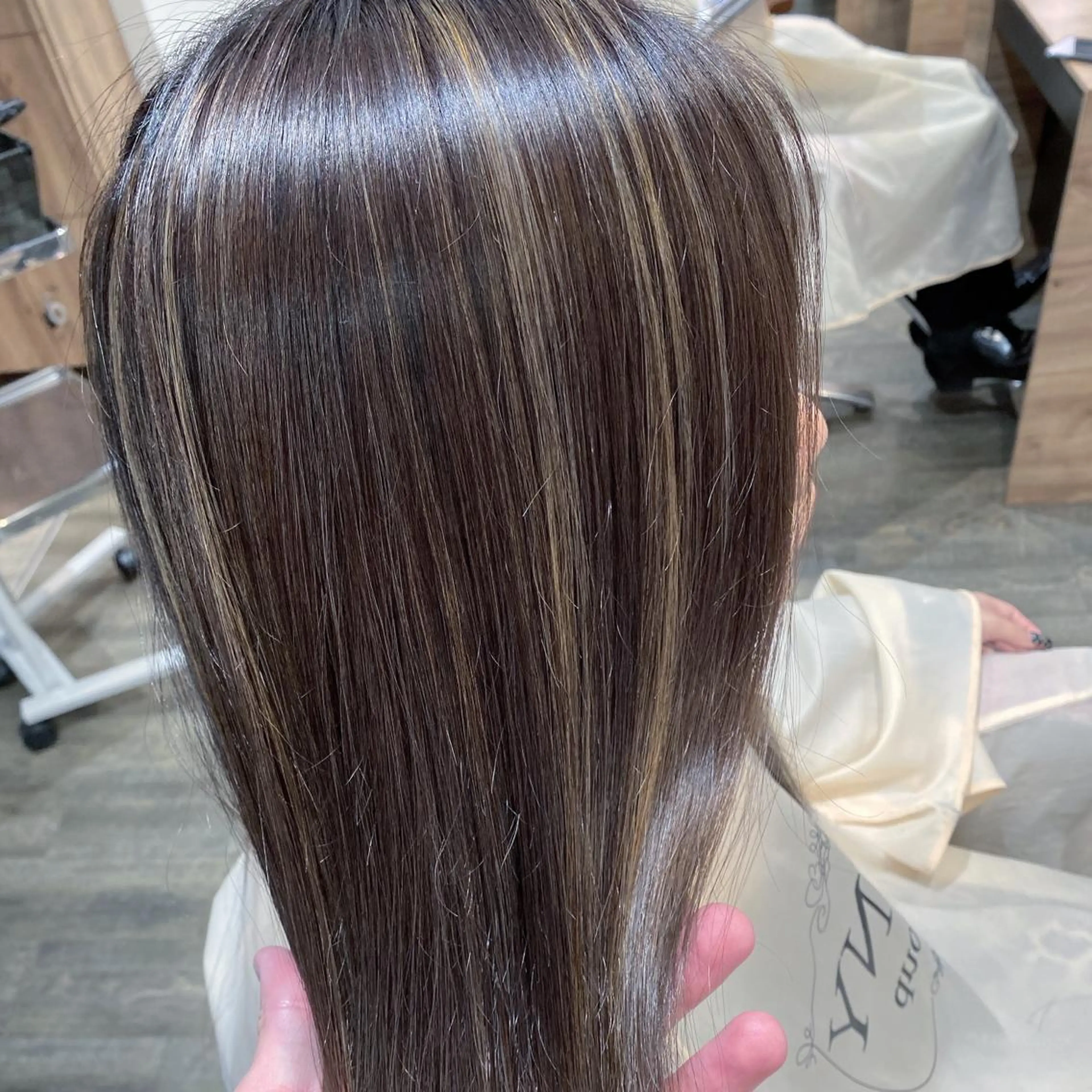 セミロング カラー アッシュ アッシュグレー アッシュグレージュ バレイヤージュ ベージュカラー AMI Hair  supply所属・髪質改善カラー 韓国風レイヤーのヘアスタイル